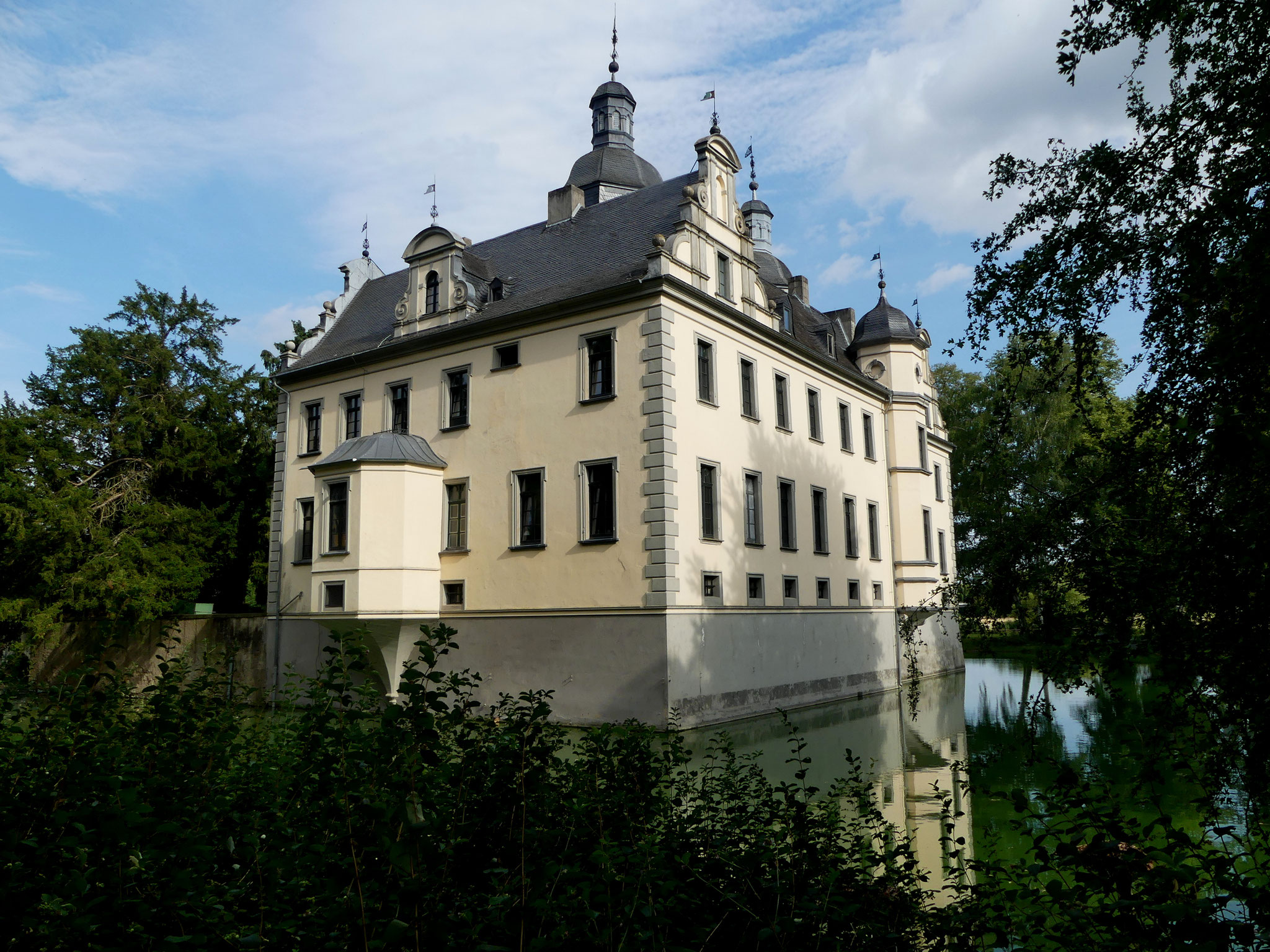 Blick auf die Wasserburg Kriegshoven