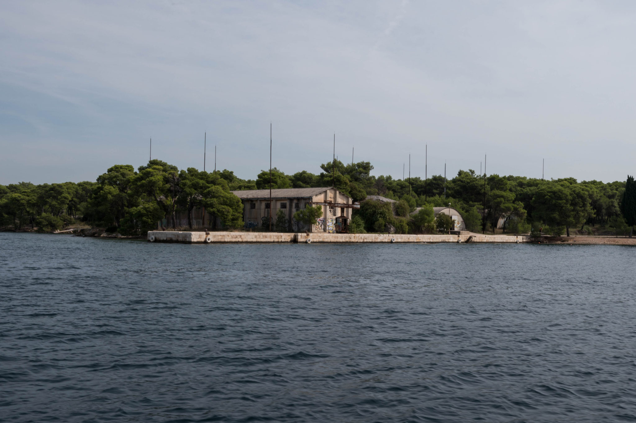 hier lagerte das Militär Torpedos, die Stangen dienten als Blitzableiter