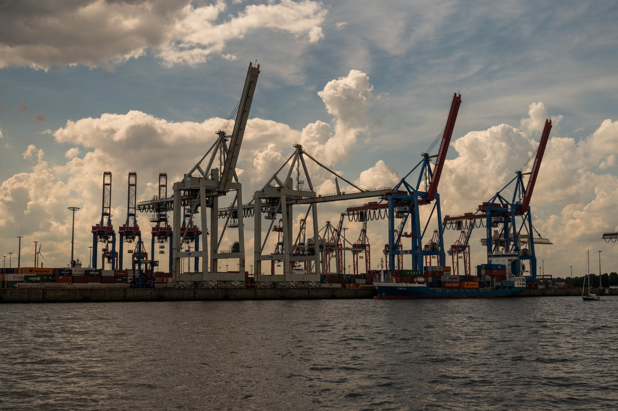 Verladeanlagen an der Elbe