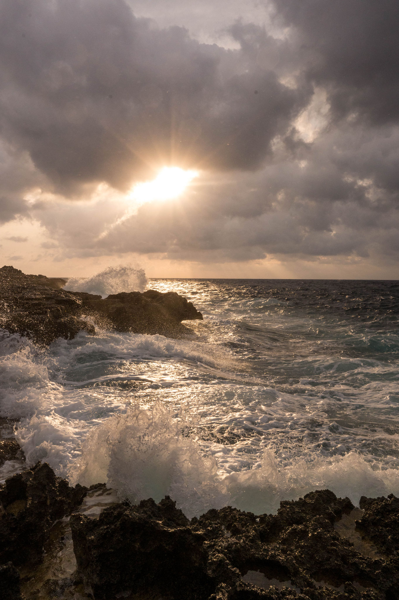 die Sonne scheint durch die Wolken