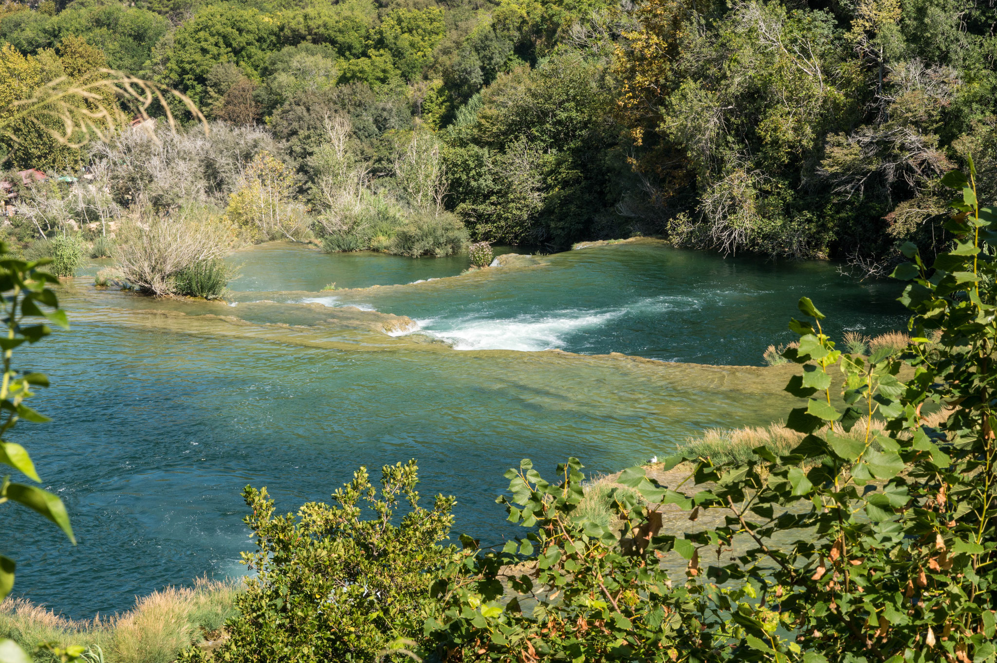 über Jahrtausende hat das kalkhaltige Wasser Barrieren geschaffen