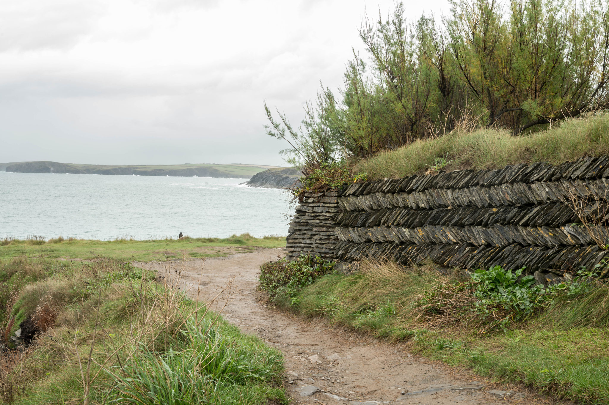 kunstvolle Steinmauer am Küstenweg