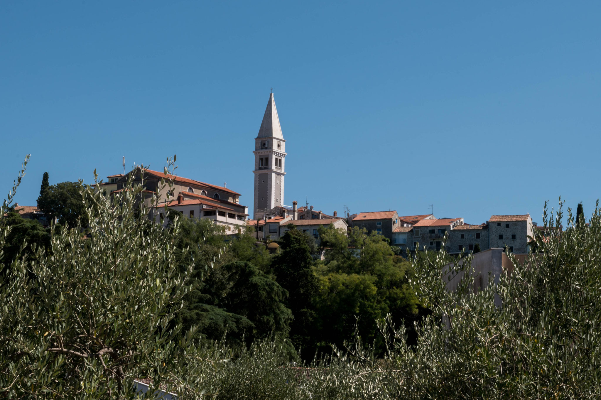 Blick vom Parkplatz auf die Stadt