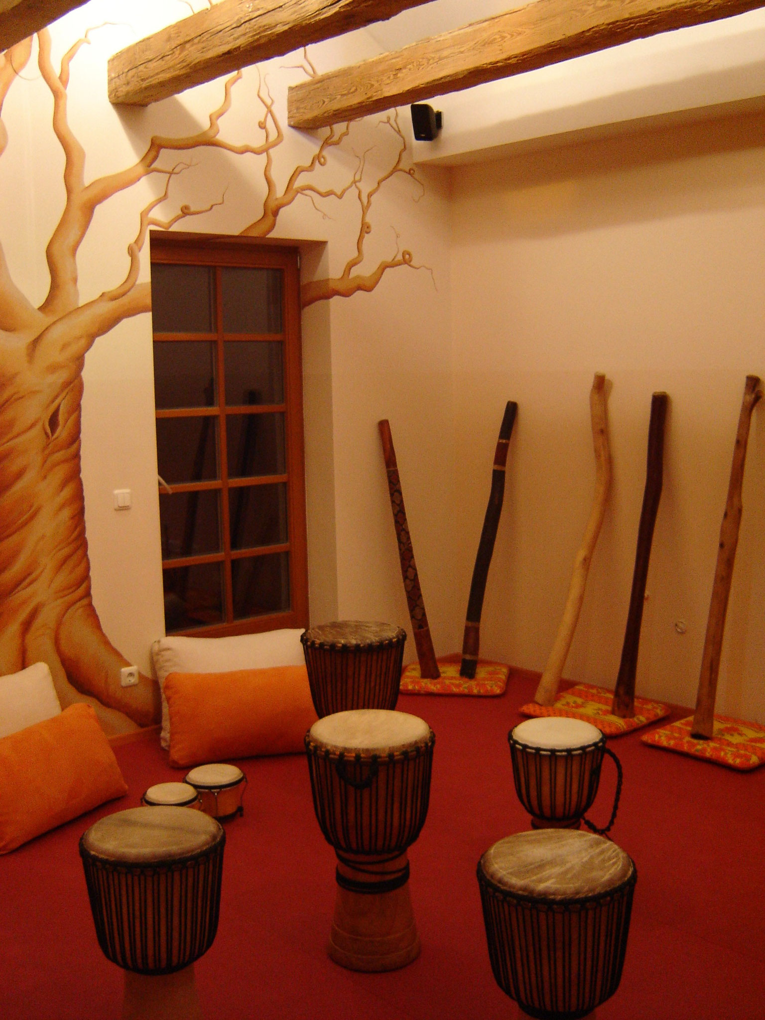 Trommeln und Didgeridoo spielen