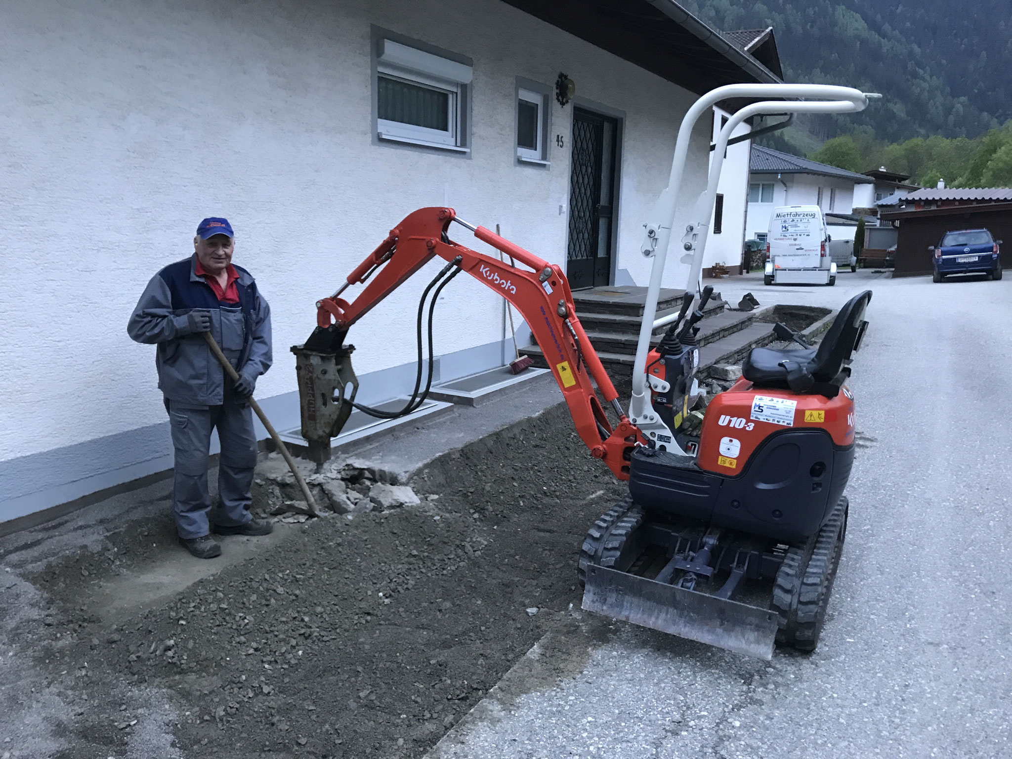 Vorsichtiger Abriss von Altbestand rund um das fertige Wohnhaus.