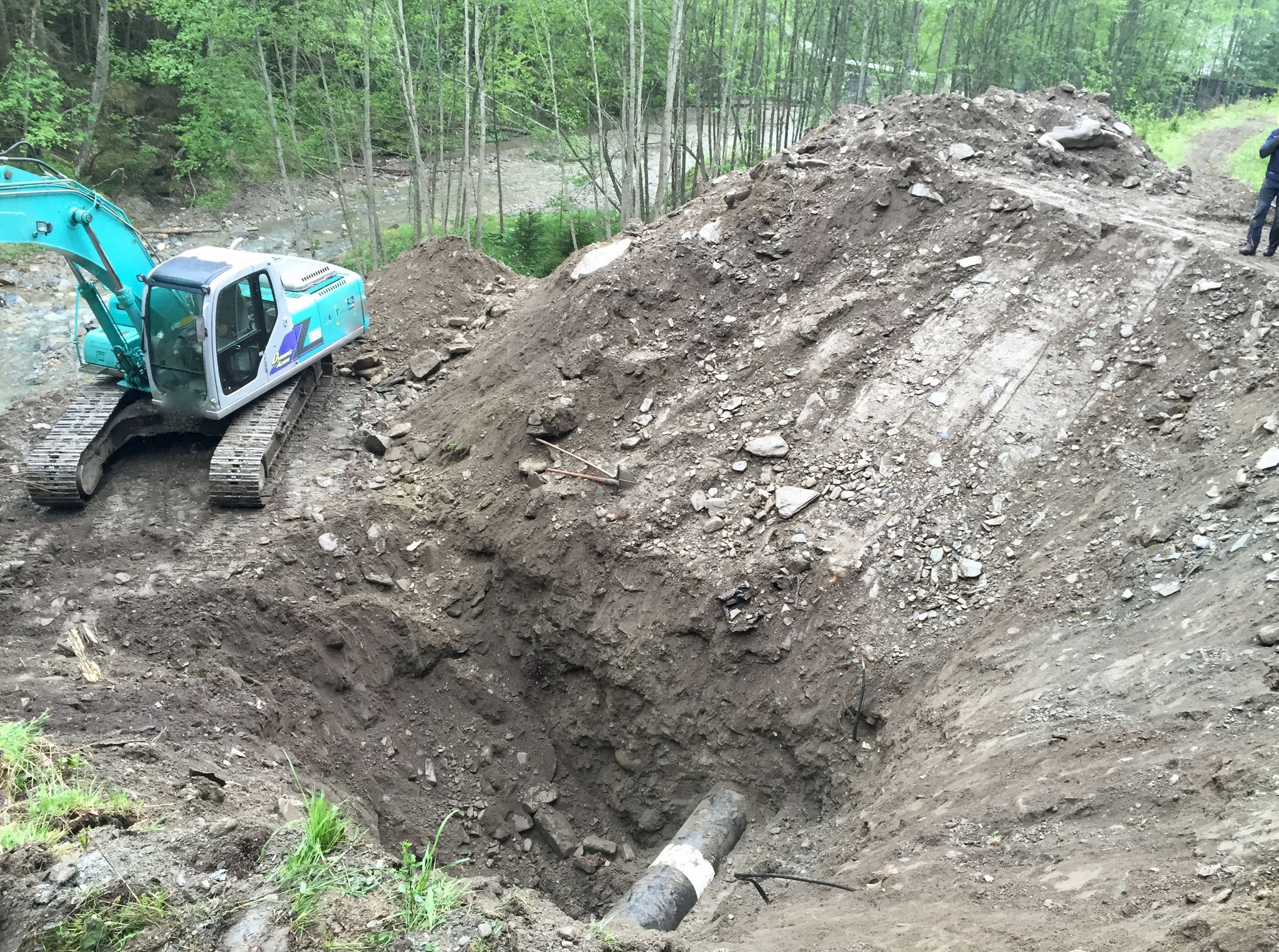 Aushub nach Beschädigung an Druckrohrleitung 11 Meter bis Rohrunterkante.