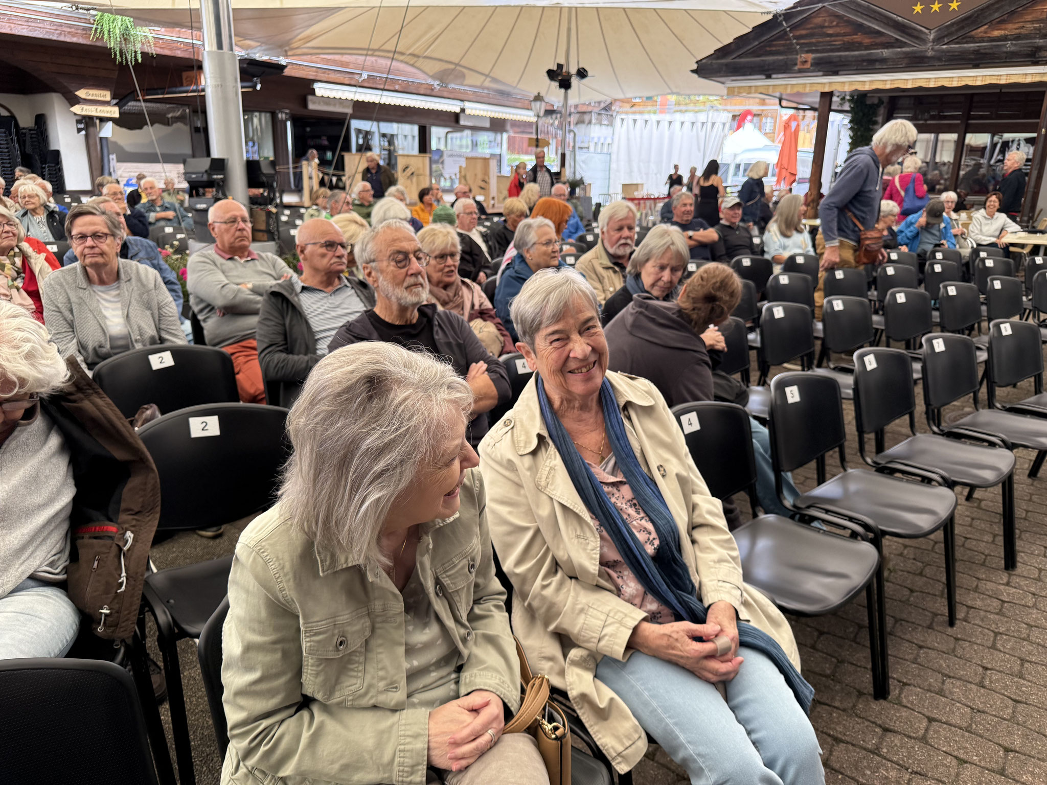 Susanne und Magdalena in der ersten Reihe