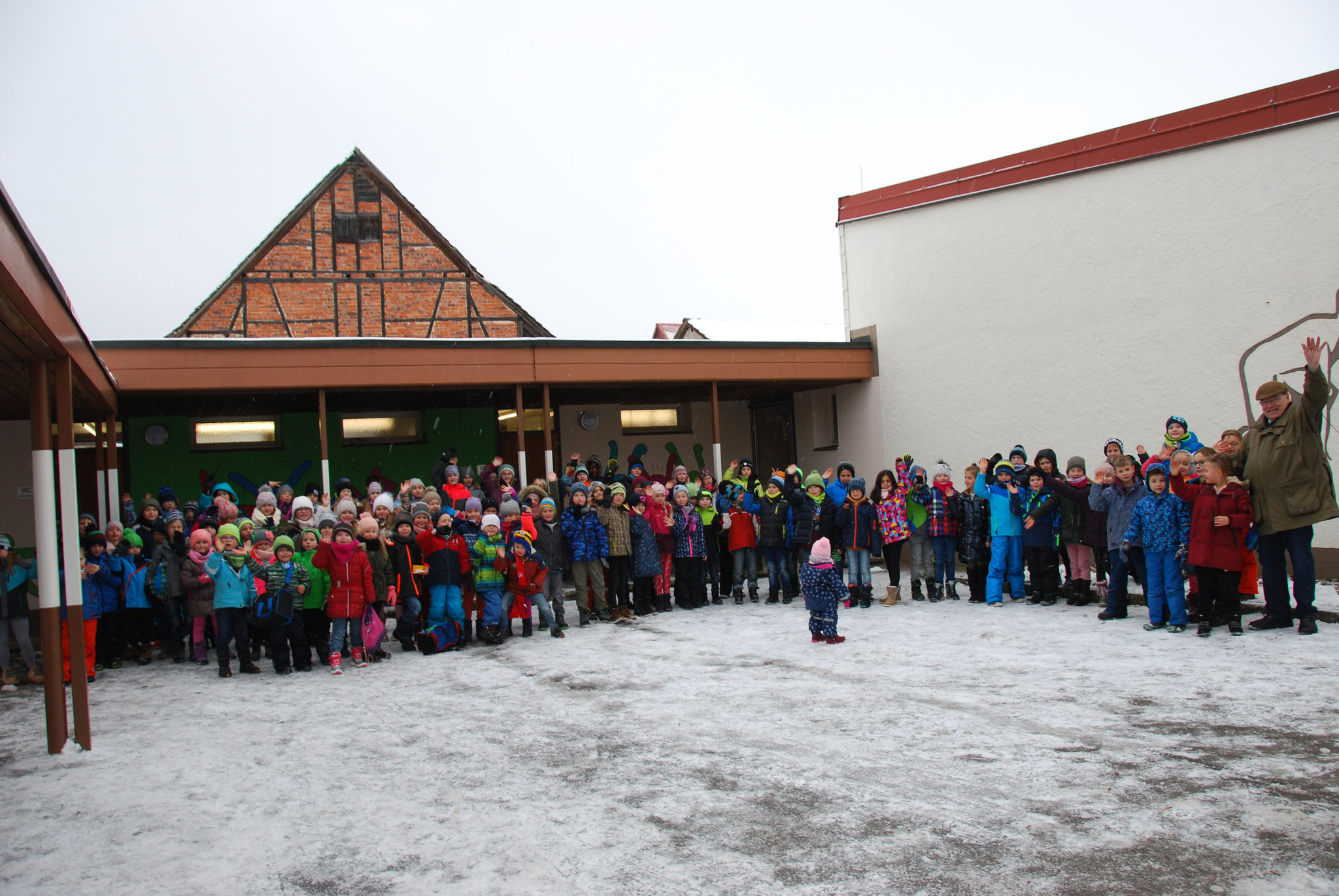 Die Schüler der Grundschule Westerheim mit Eberhard Schanbacher