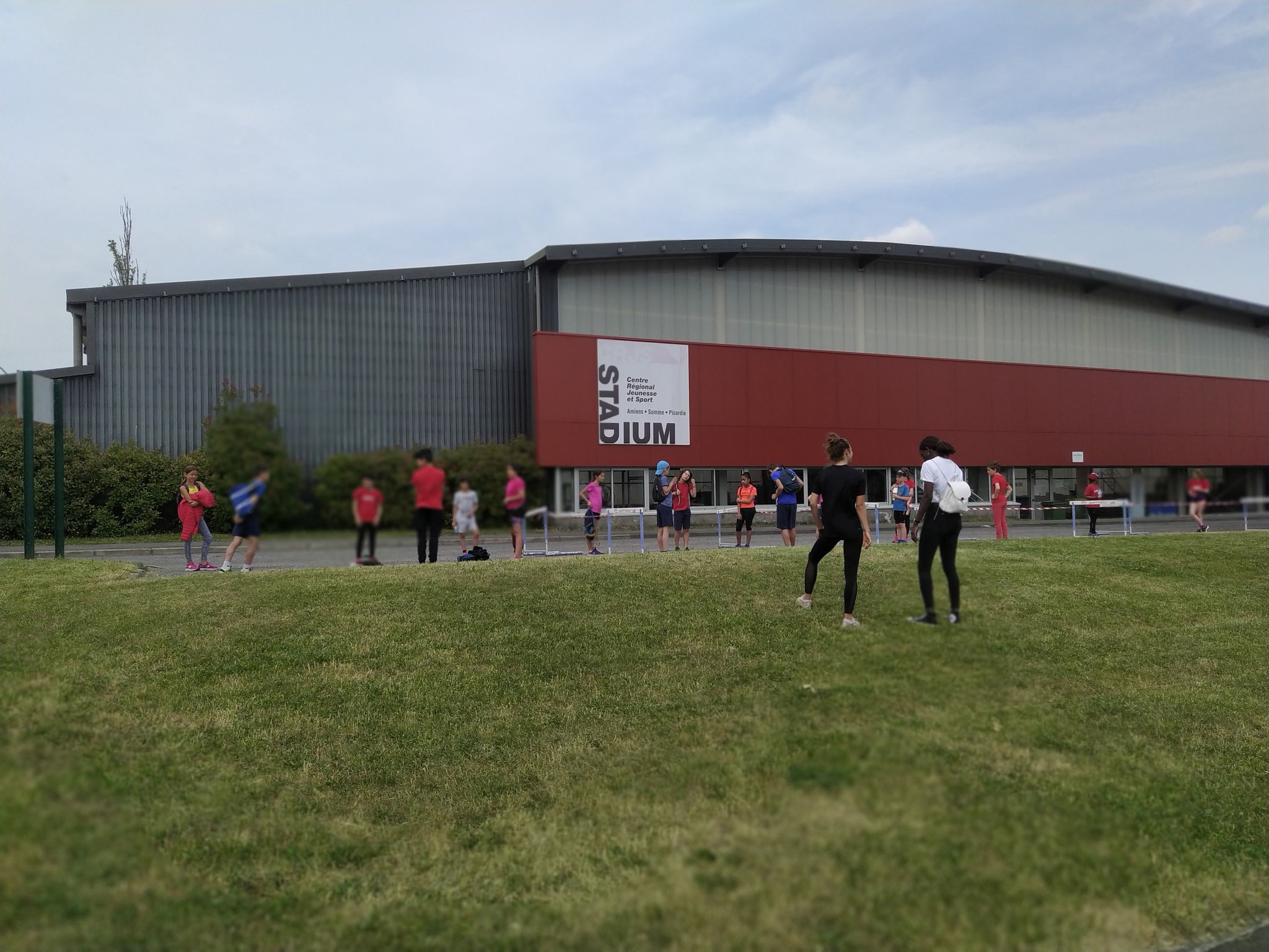 Chaque groupe attend son animateur pour partir sur le terrain !