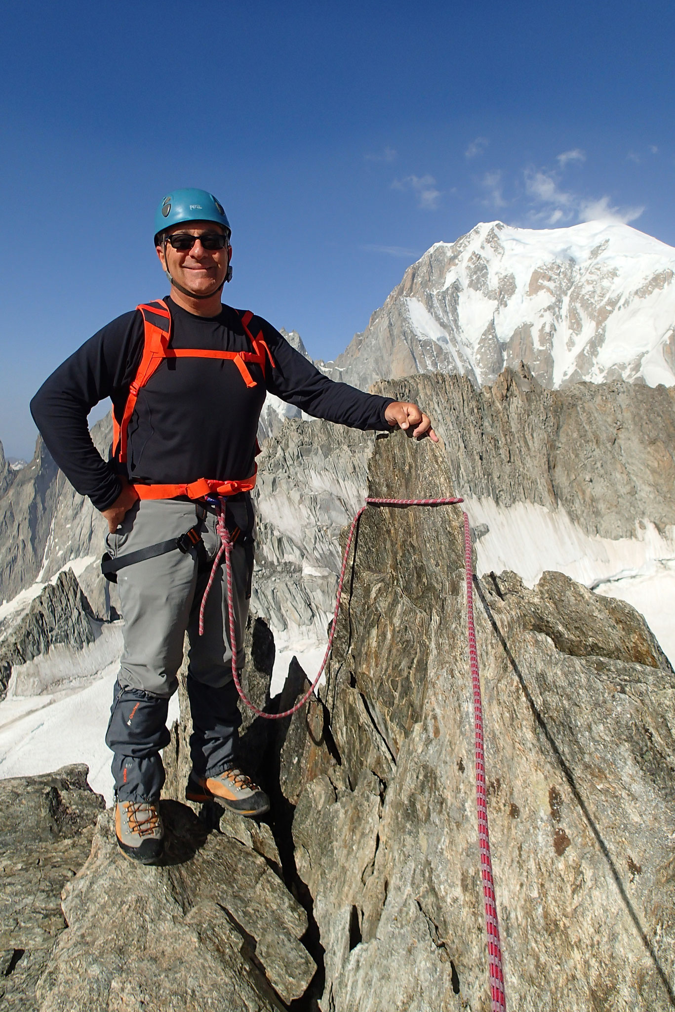 c'est parti sur l'arête, juste devant le Mt-Blanc