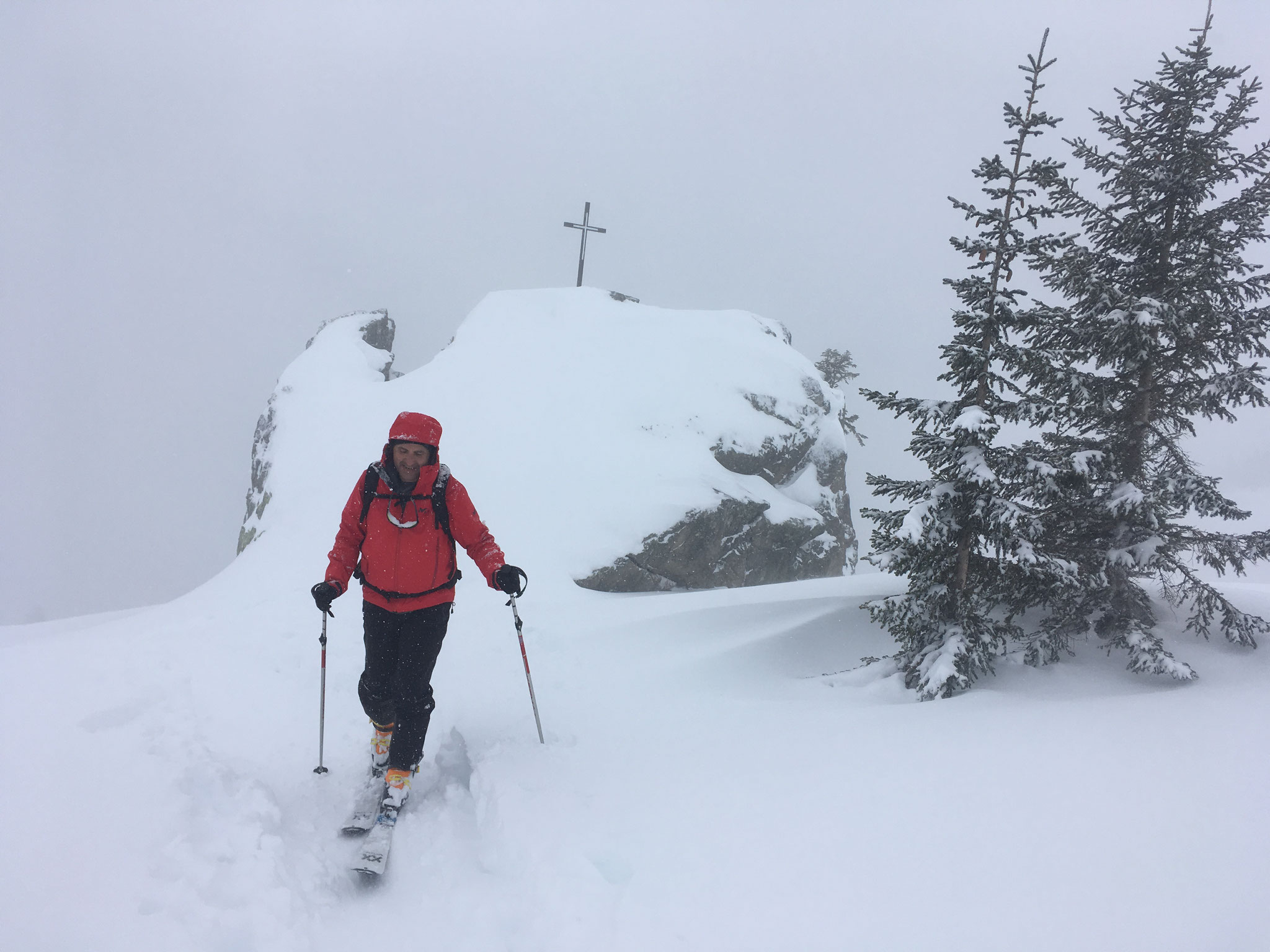 Sous la neige, Eric arrive à Loriaz