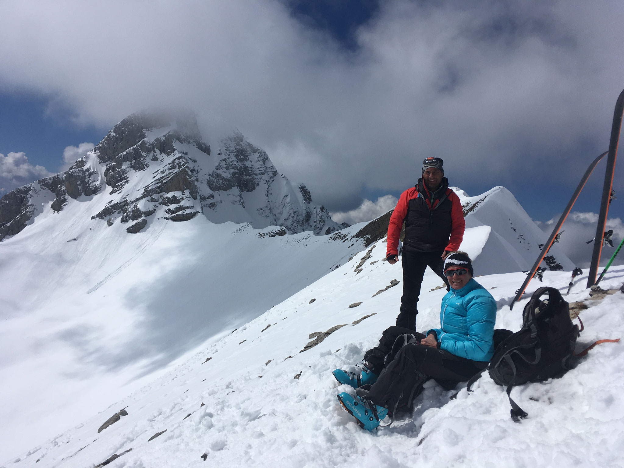 Au-dessus du Lac de Peyre, Bernadette et Christian au point culminant, sur l'arête de la Pointe de Balafrasse, devant la Pointe Blanche