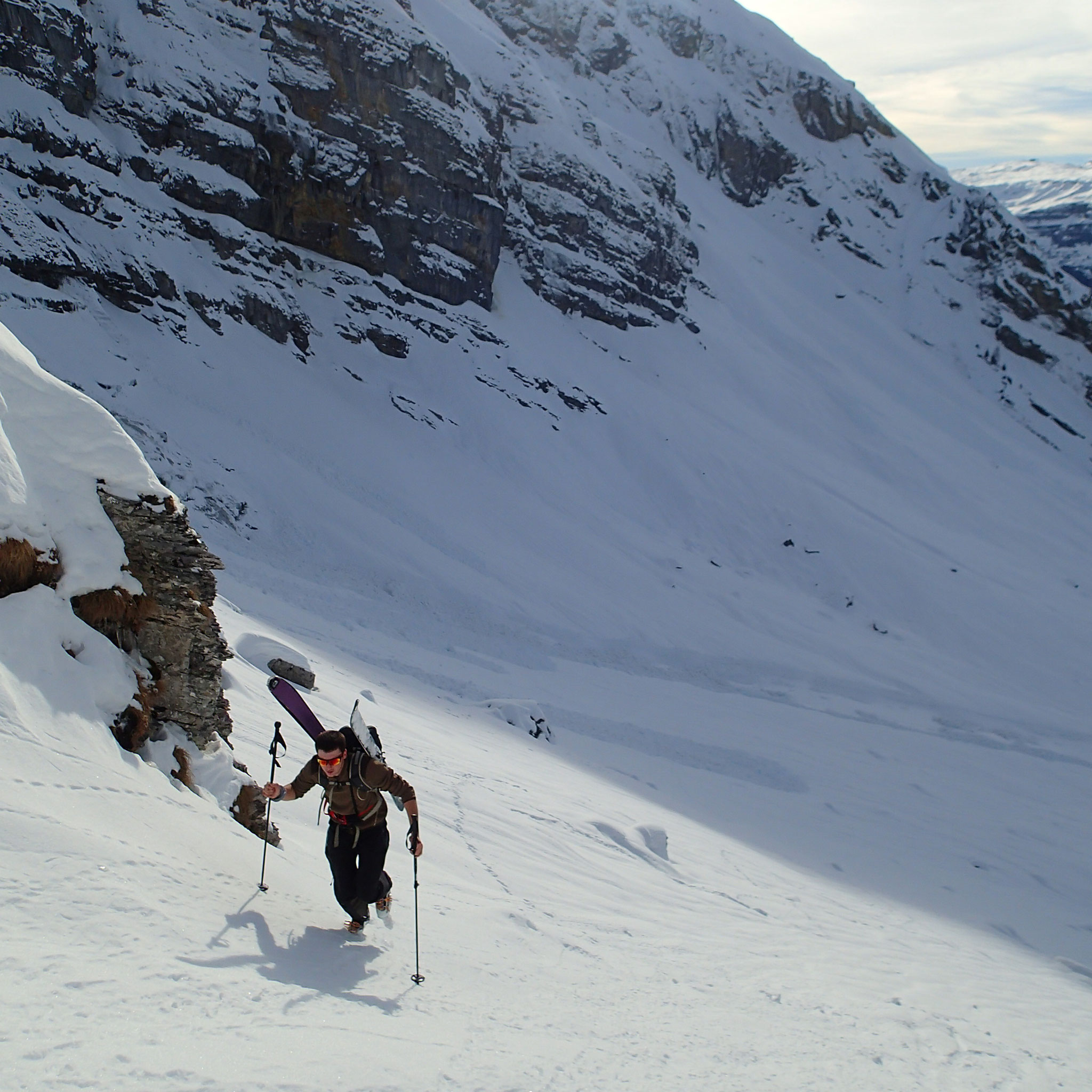 A pied skis sur le sac pour la dernière pente