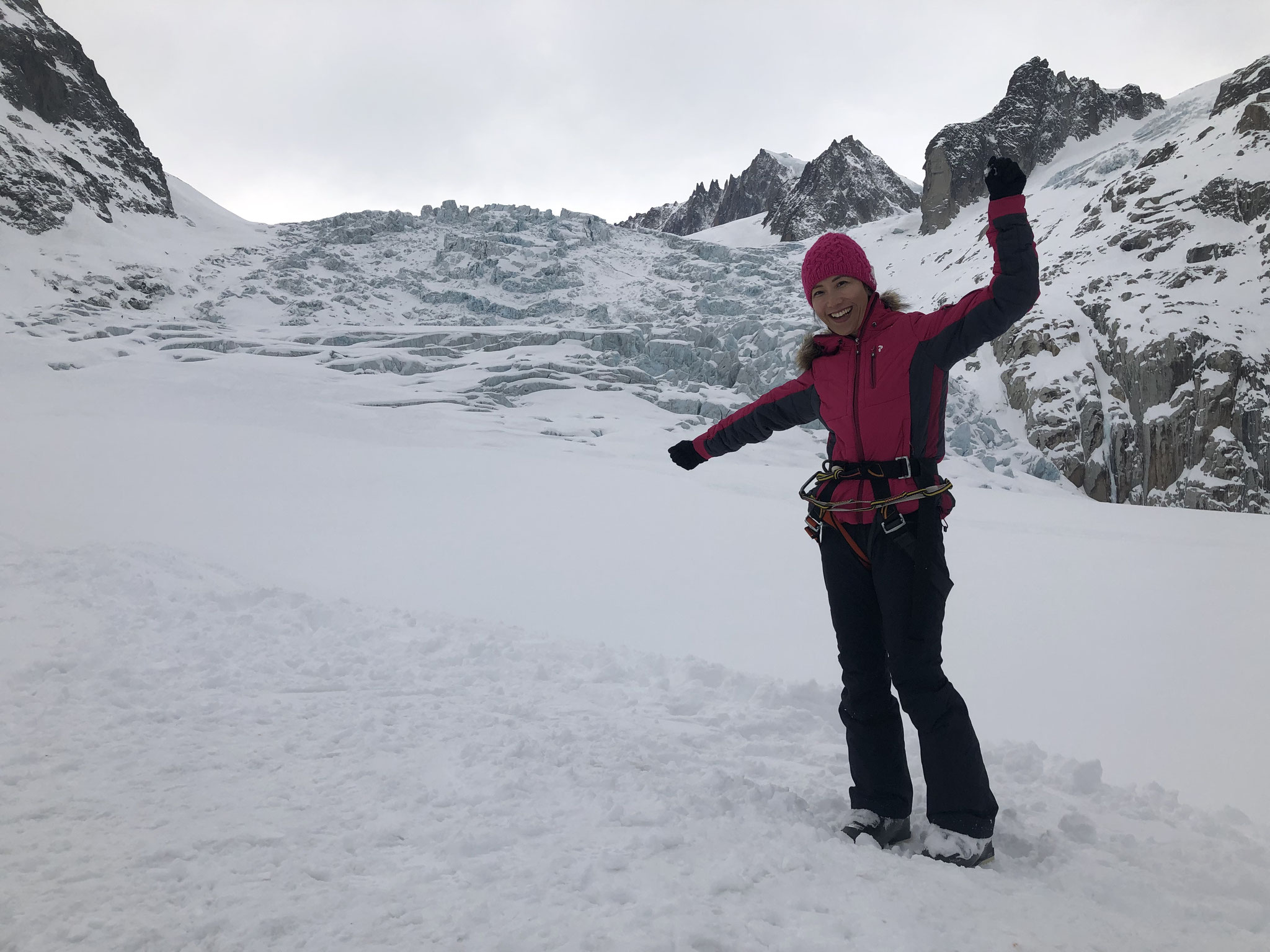 Anna pose devant Les Séracs du Géant