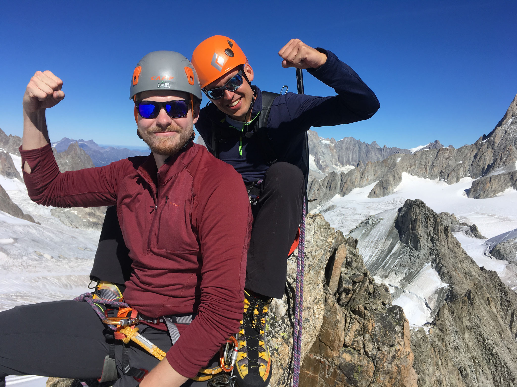 Sam et Jaroslaw sur le bloc sommital de l'Aig d'Entrèves