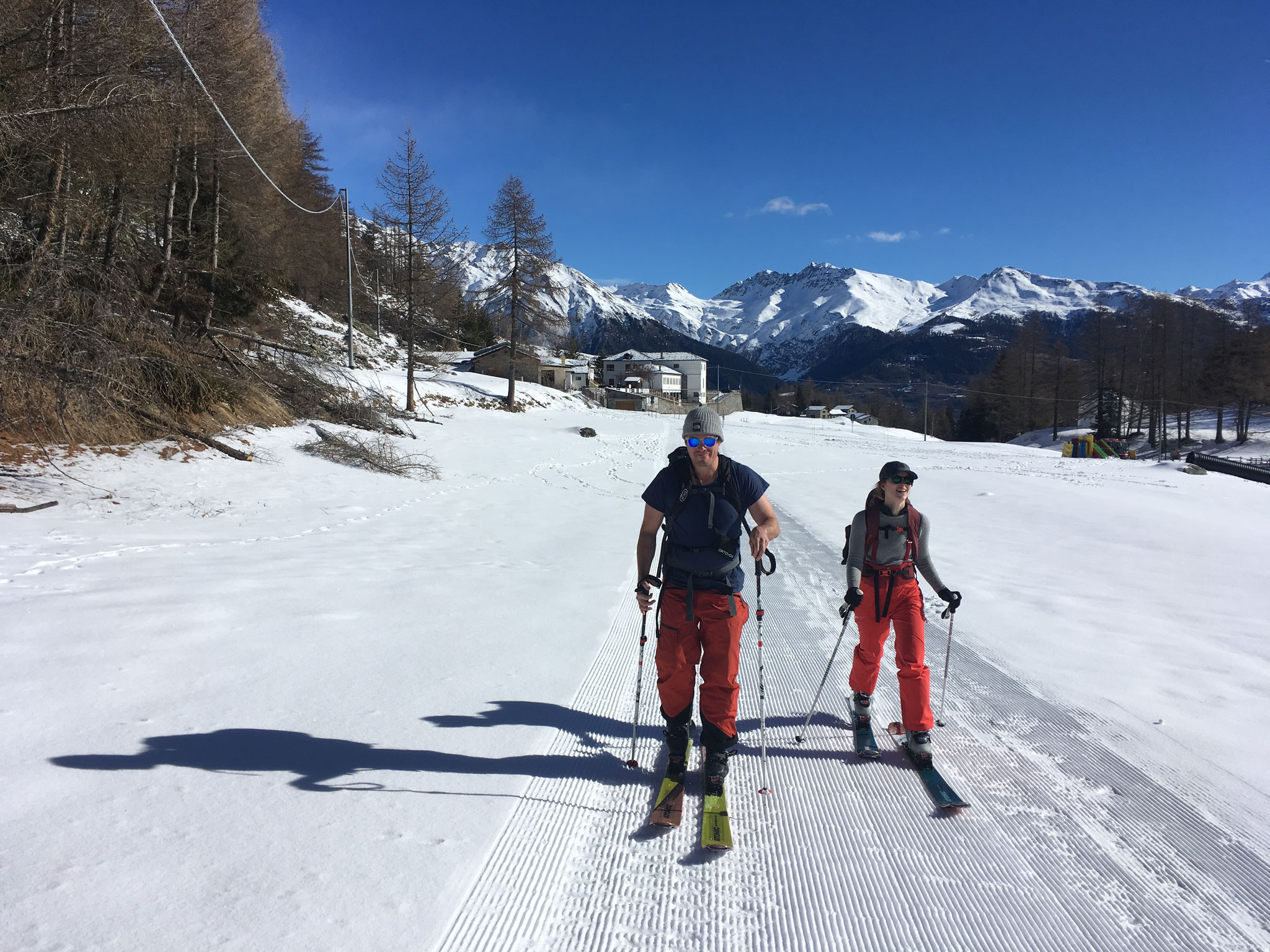 Sous un grand soleil, Lizzy et Sam au départ à Arpy