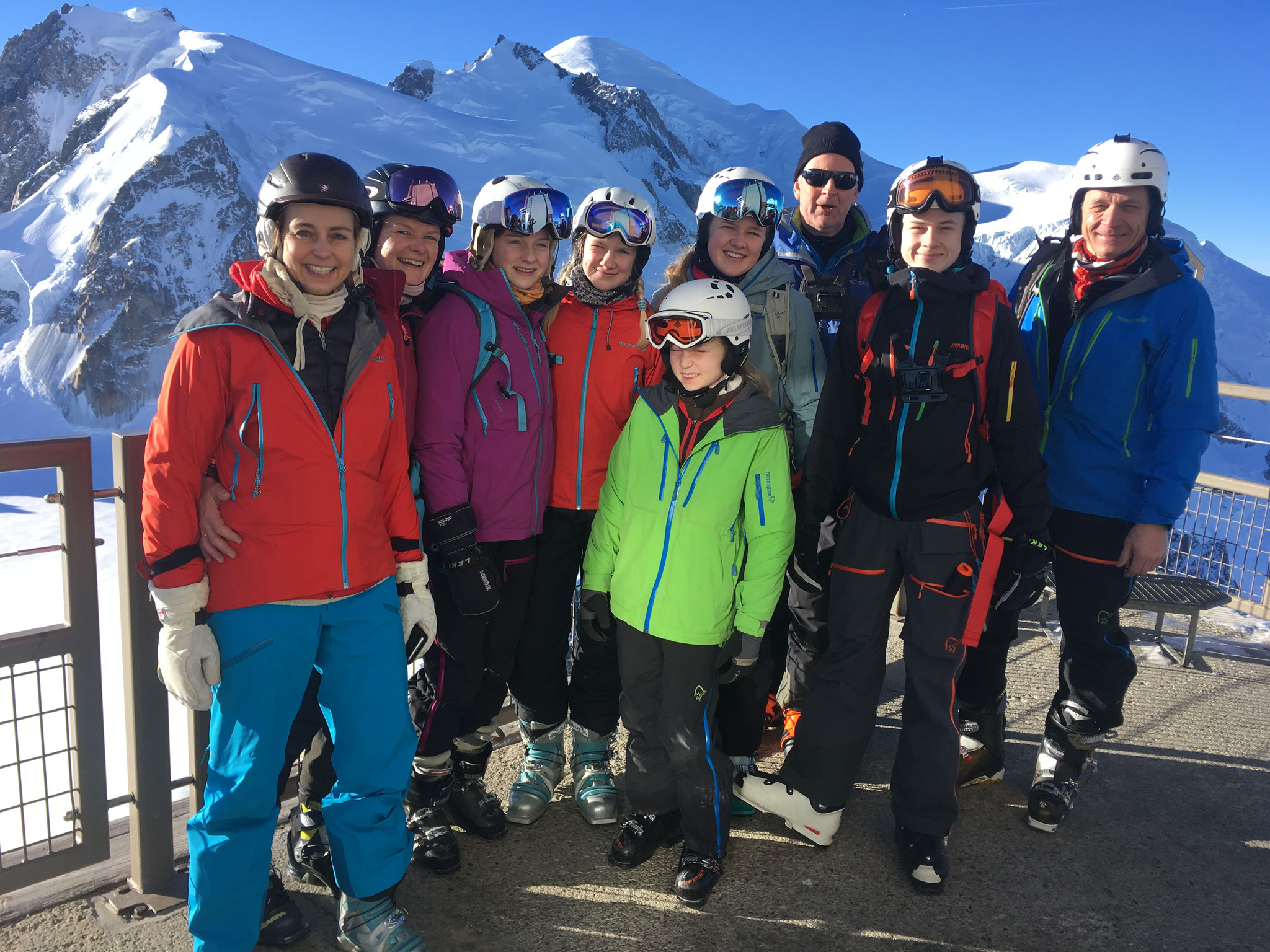 Hege, famille et amis au sommet de l'Aiguille