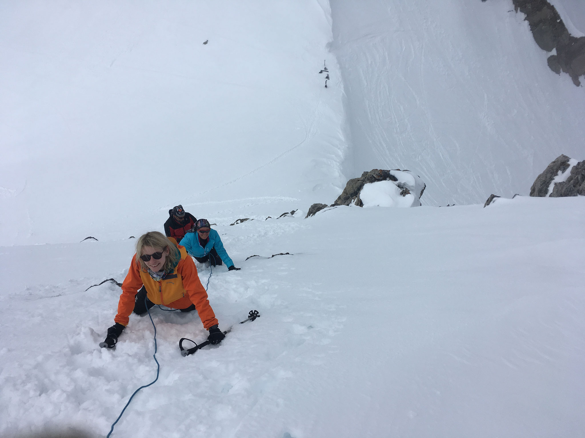 Encordés, crampons au pieds, escalade au-dessus du Col de La Cicle