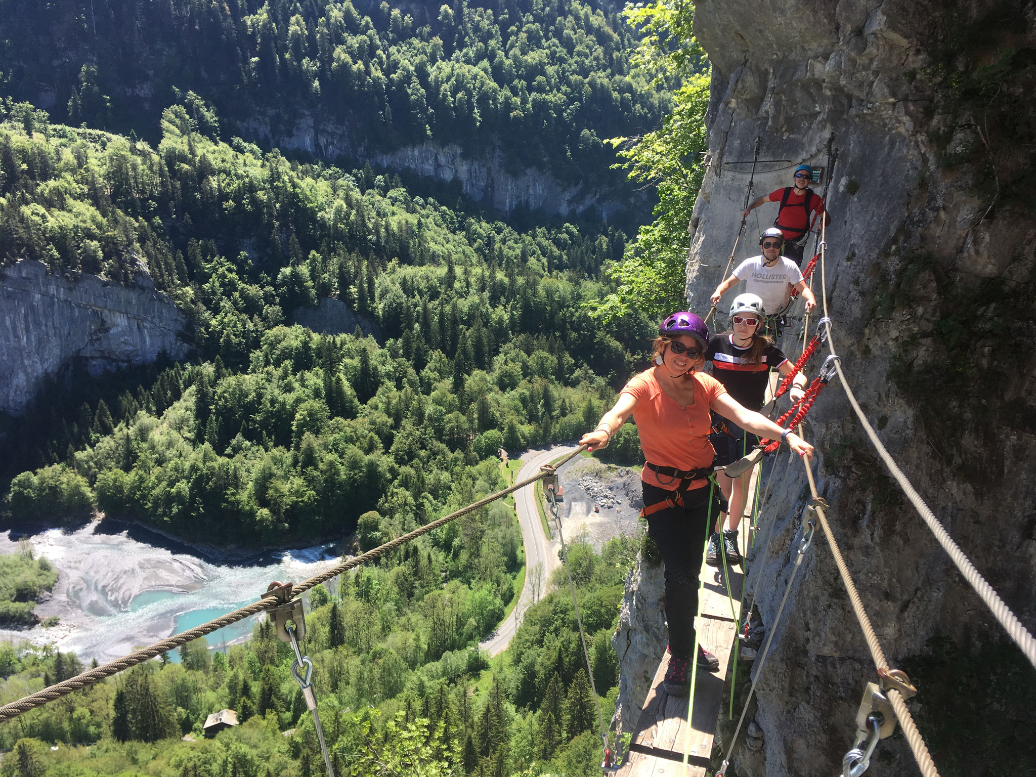 La famille prend l'air sur la passerelle