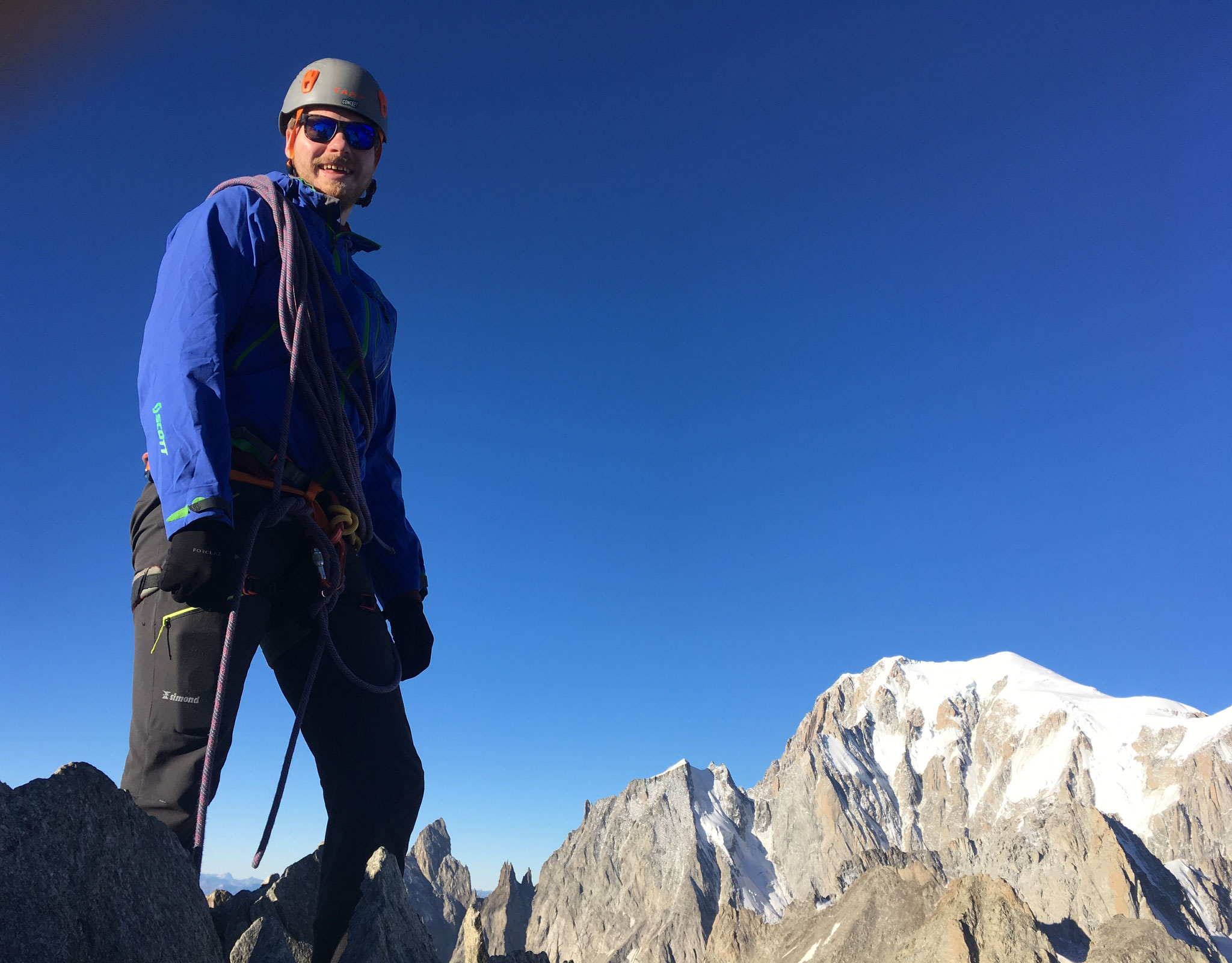 Sam au sommet avec le Roi Mont-Blanc plein cadre