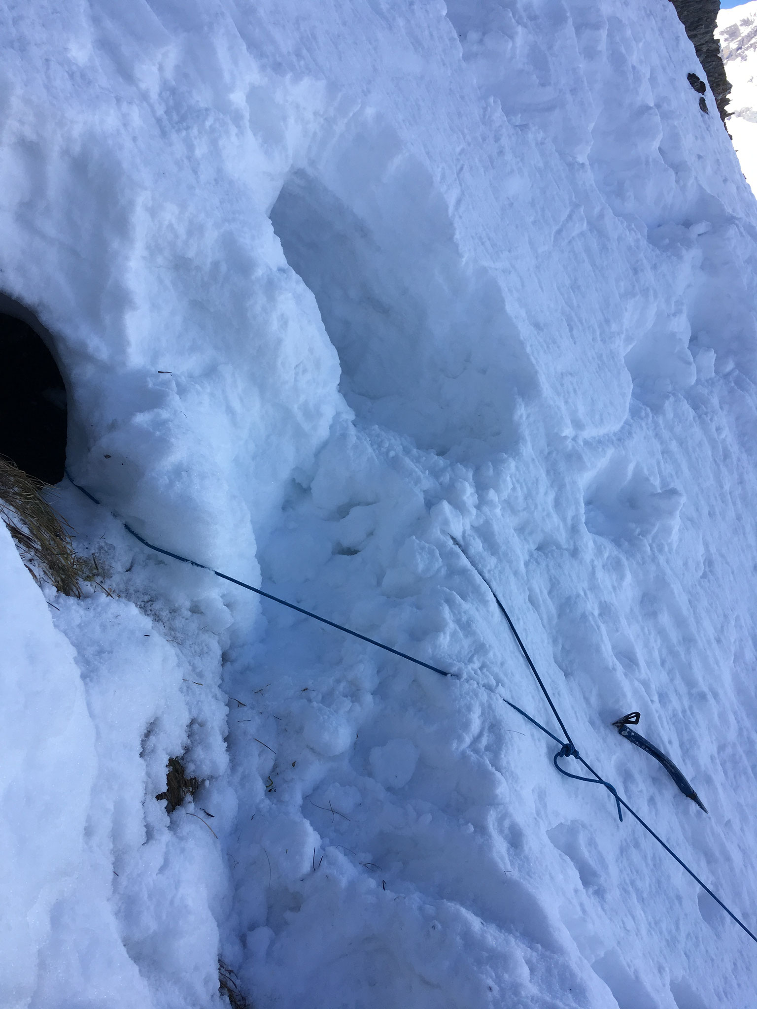 Le relais sur champignon de neige-glace pour le second rappel de 30 m