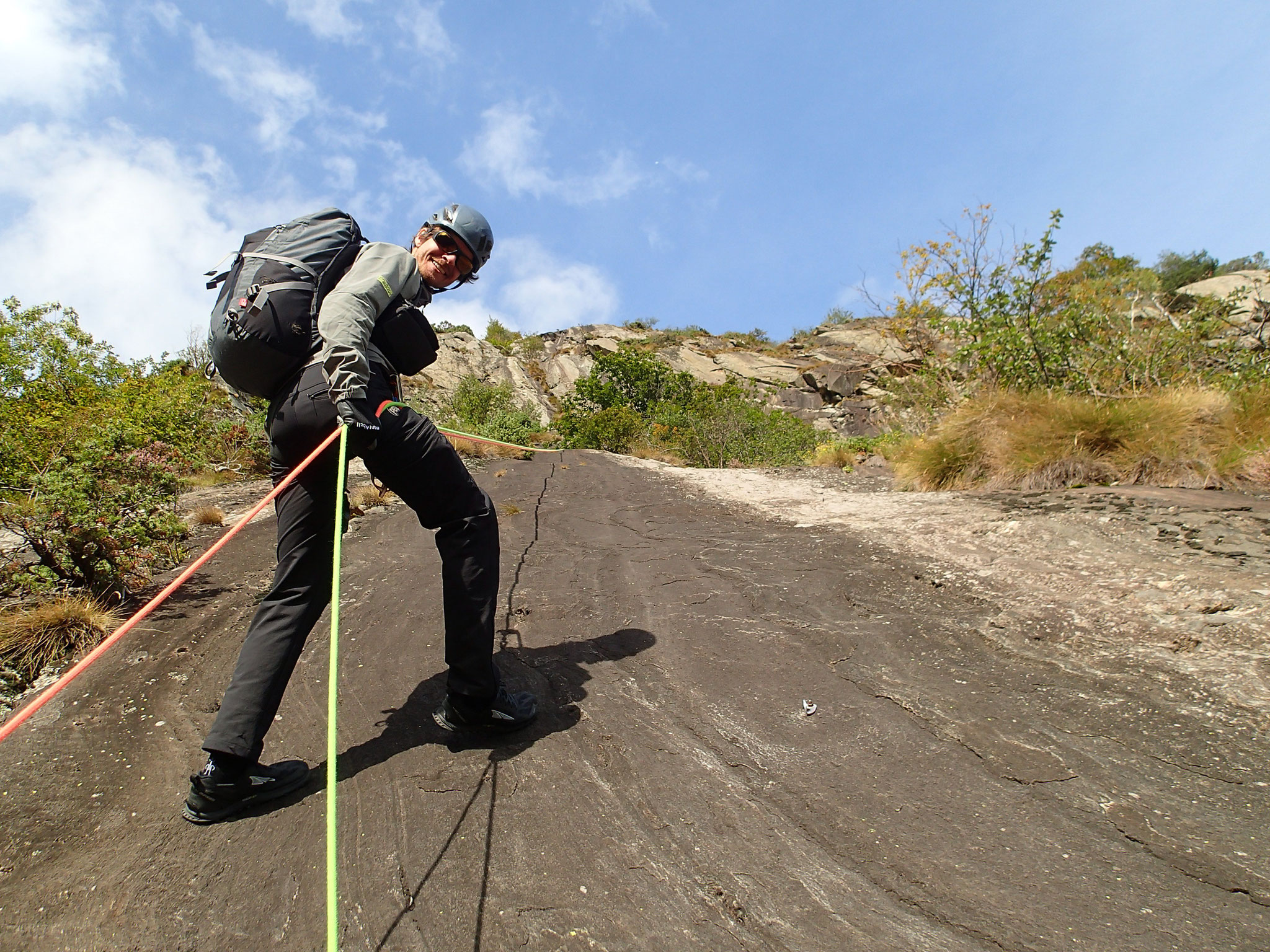 Adrian pendant la descente en rappel