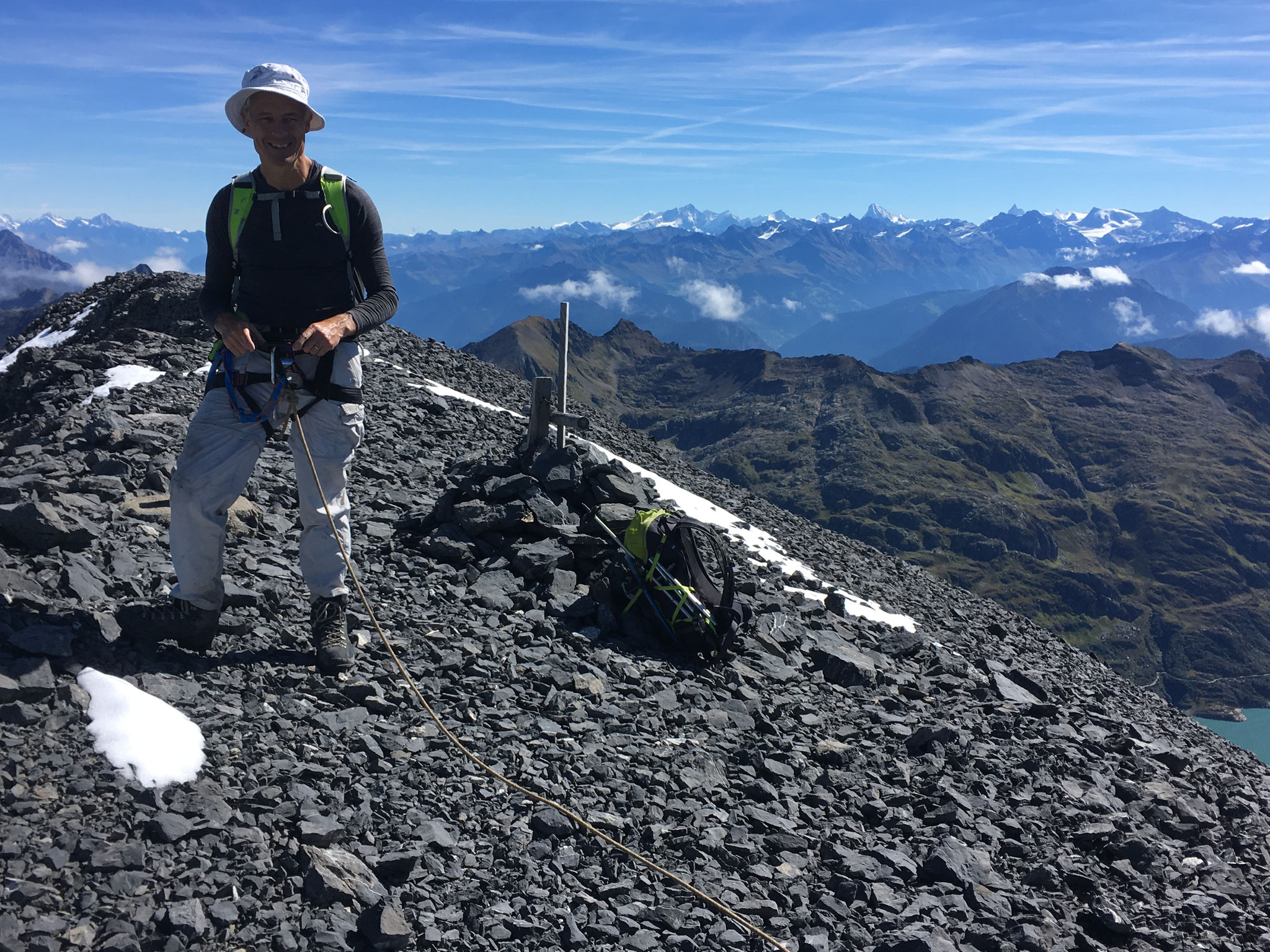 Adrian au sommet du Tenneverge et vue sur le Cervin
