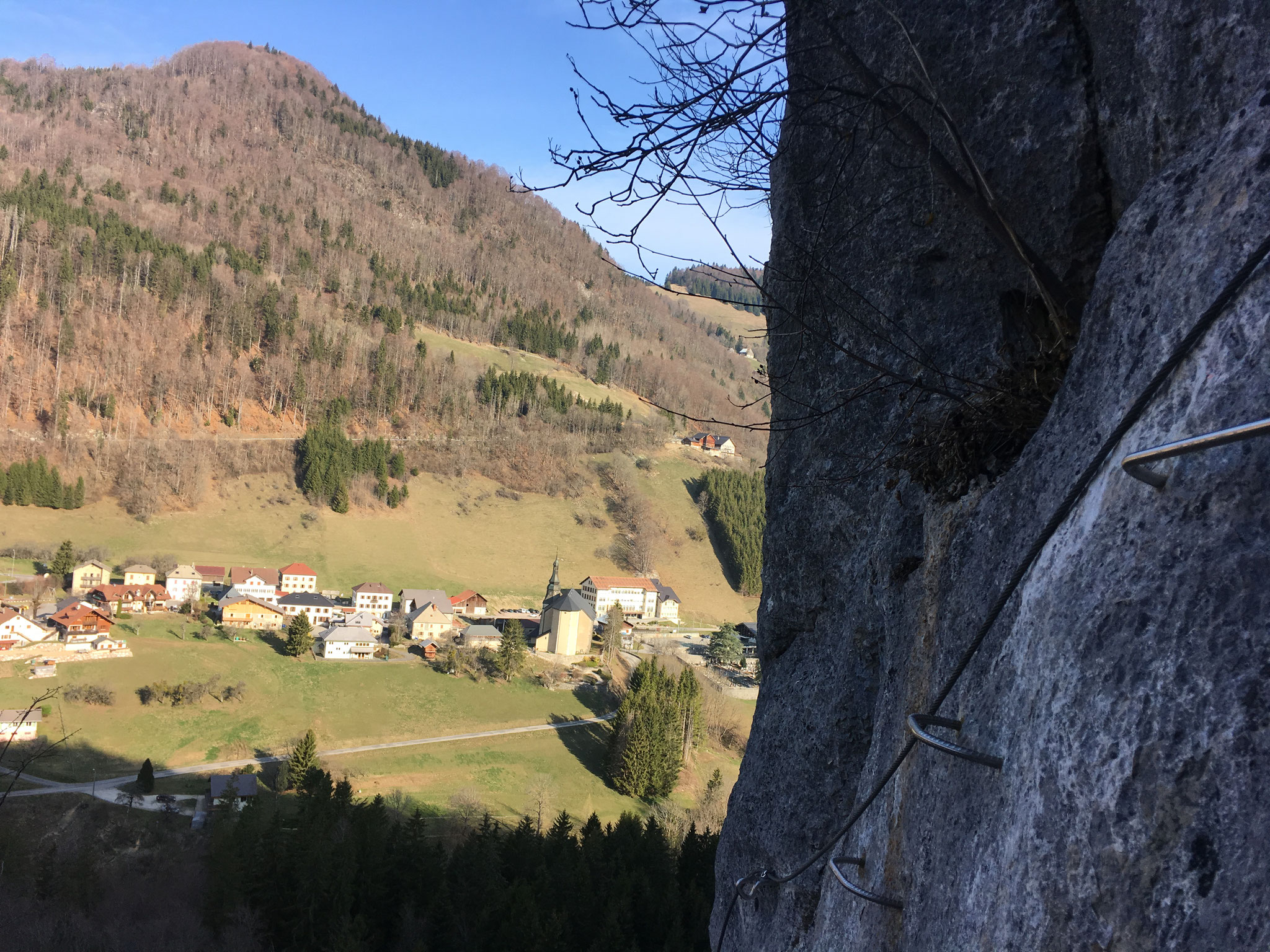 Dans la via du Chatelard, vue sur le village de Bellevaux