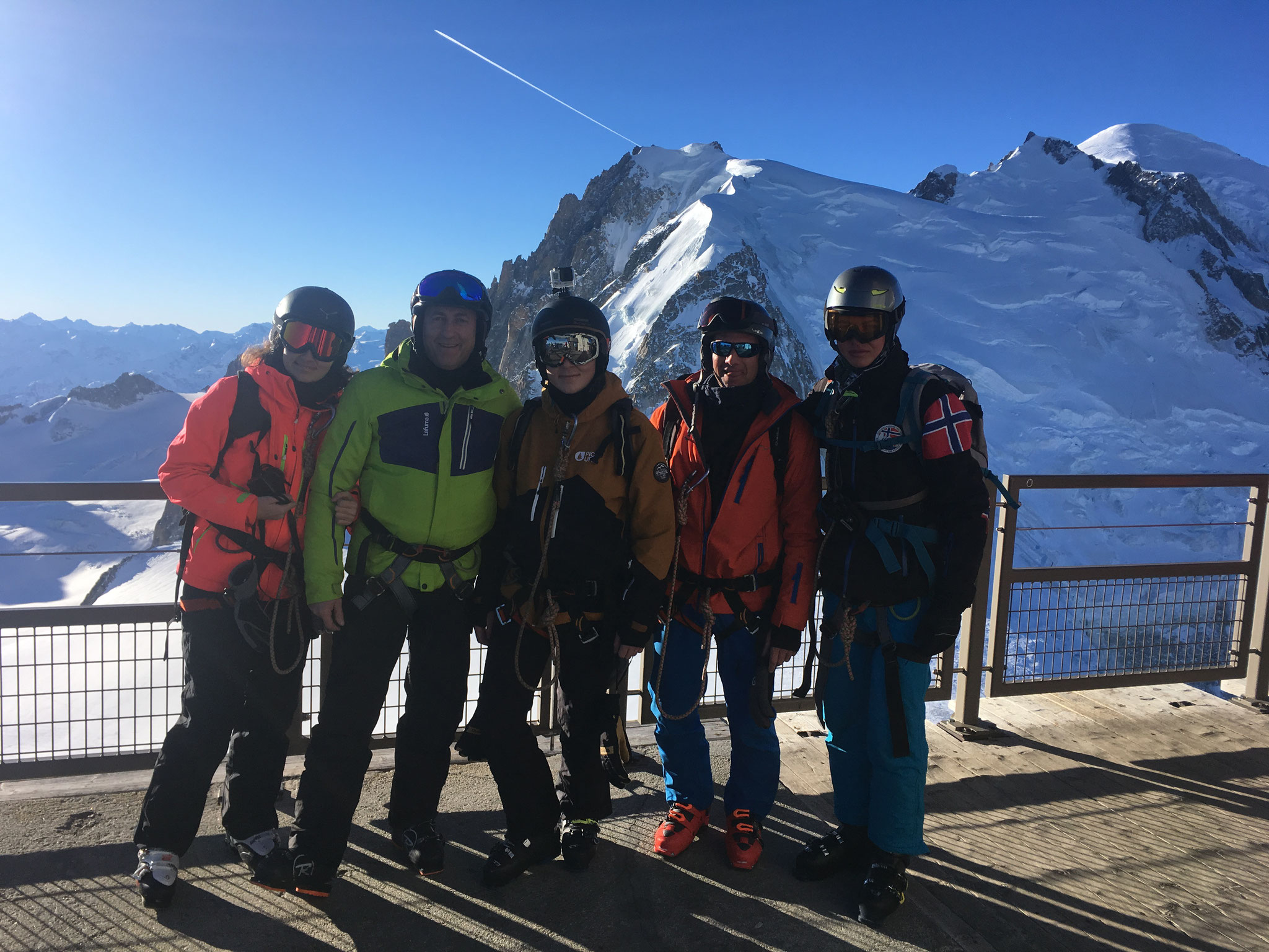 Margot, Olivier, Romain, Louis et Alexis au sommet de l'Aiguille