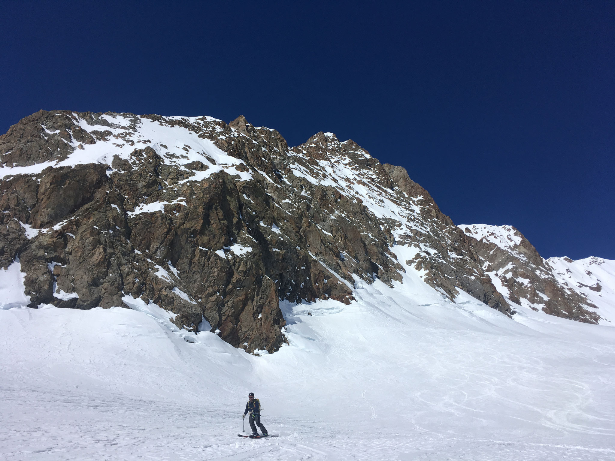 Sous l'Aiguille des Glaciers, Jean-No se régale et enchaîne les courbes