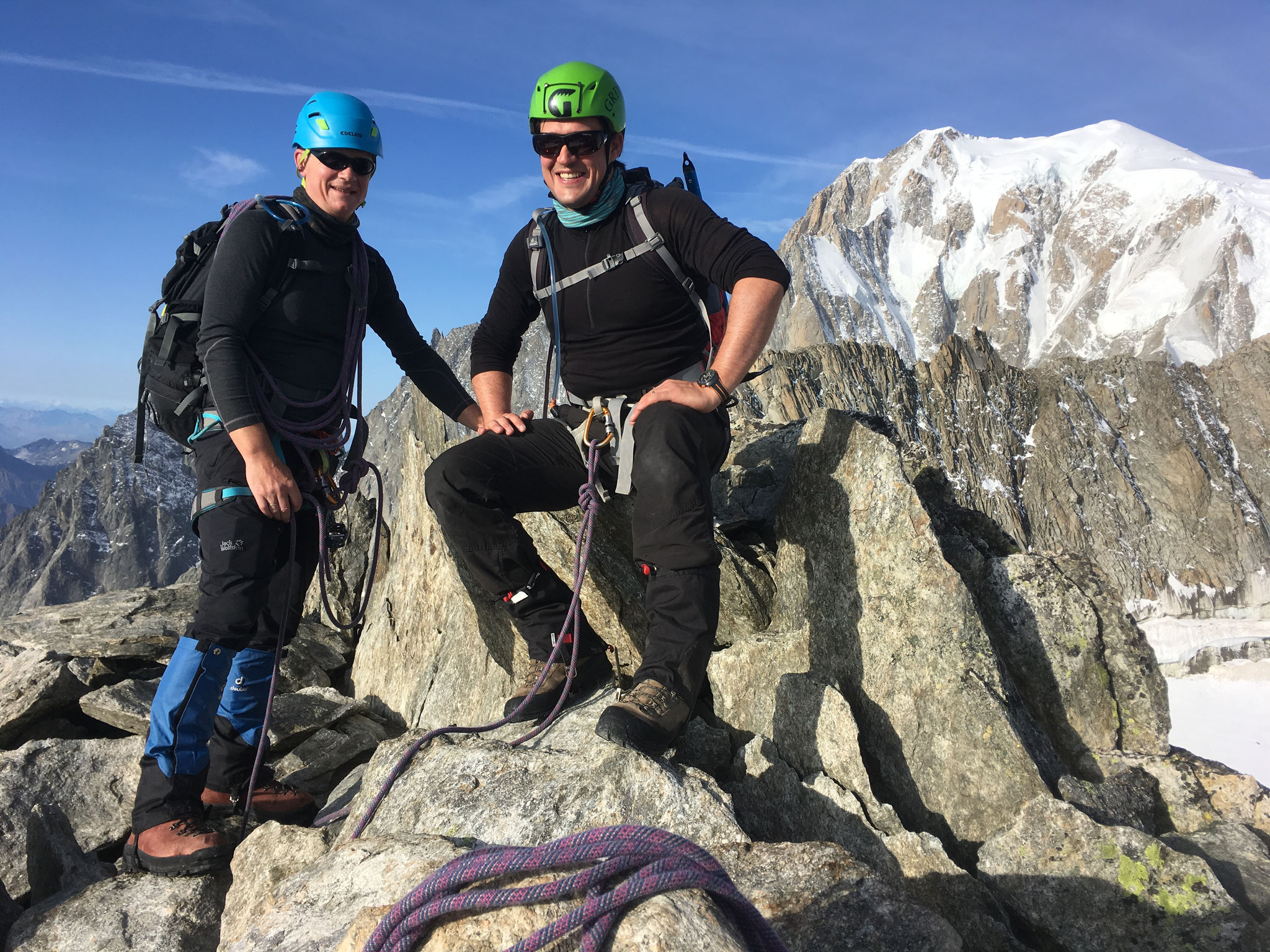 Sur l'arête, le décor est posé. Mt-Blanc, versant Brenva !