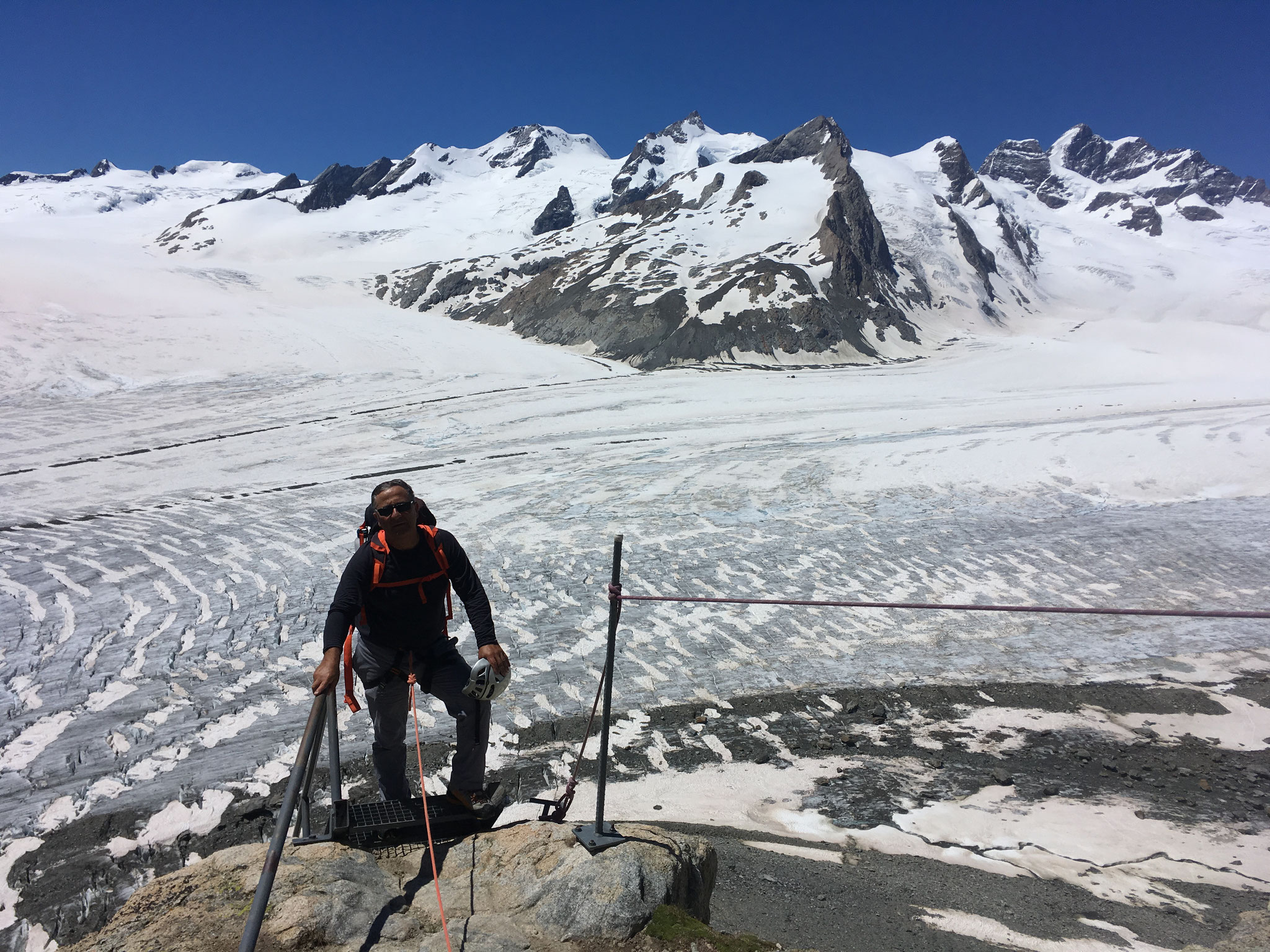 Au sommet des escaliers de la Konkordiahûtte