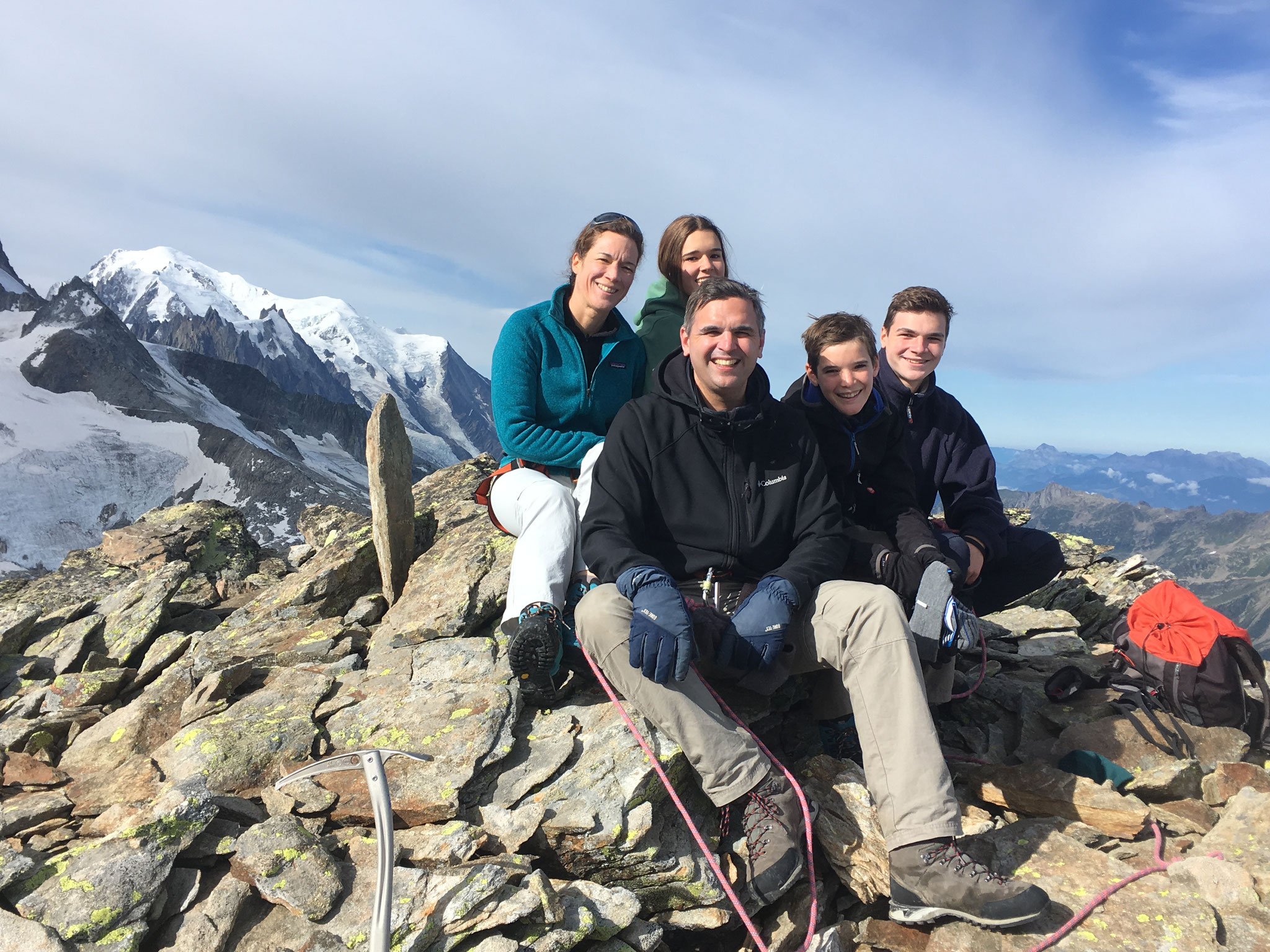 Toute la famille de Priscilla et Nicolas Degand au sommet du Bec Rouge Supérieur