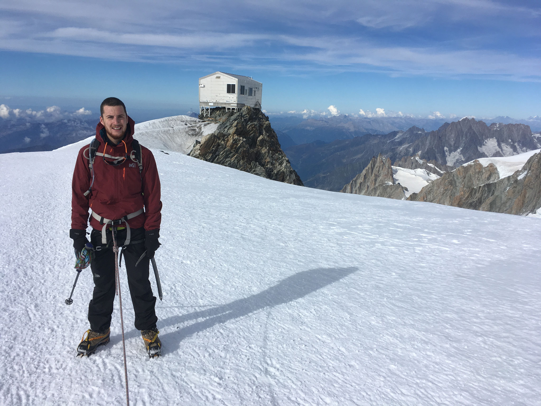 Mathieu pose devant l'Abri Vallot