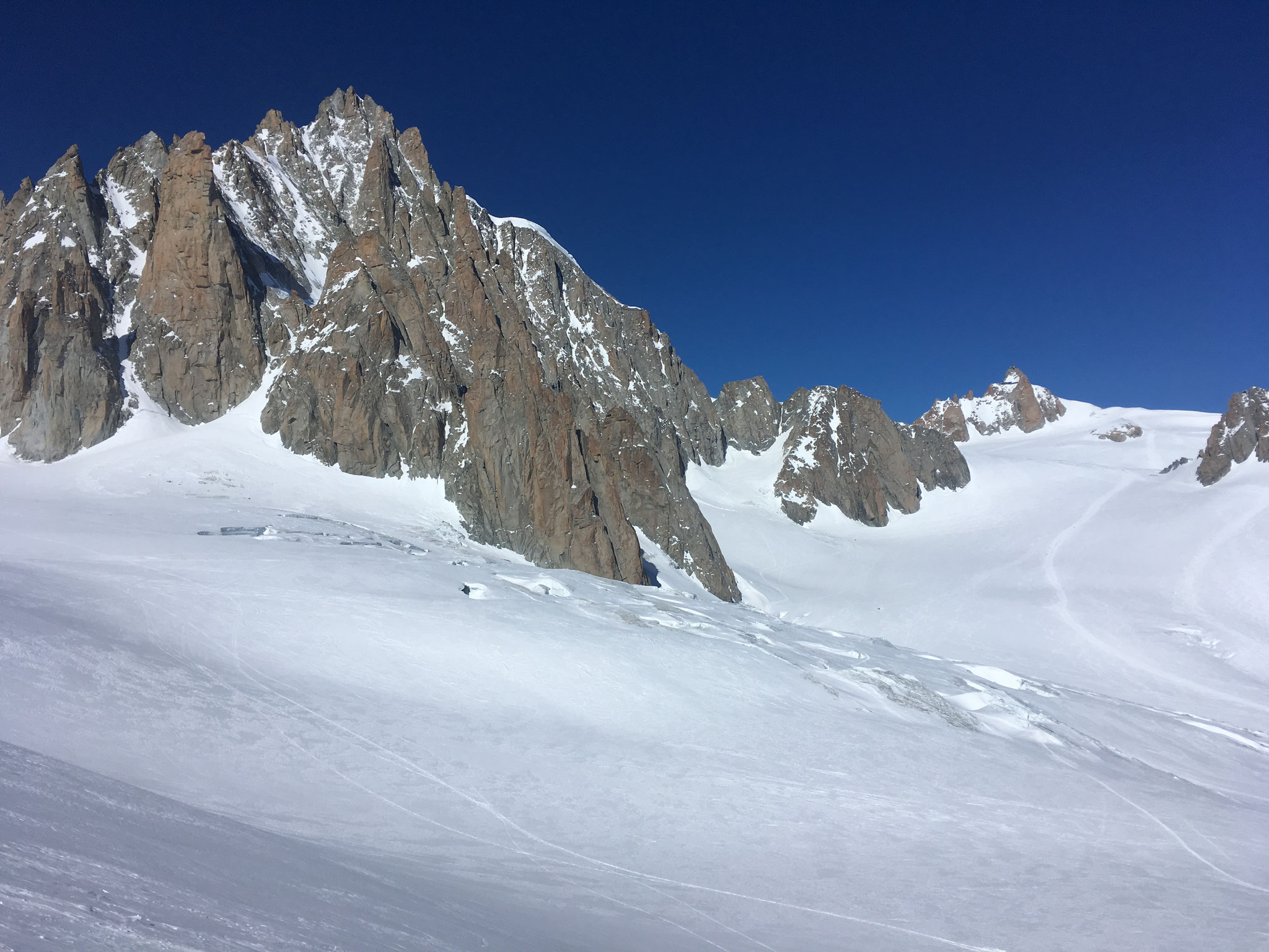 Le vaste bassin glaciaire de la Vallée Blanche. Au fond, l'Aiguille du Midi