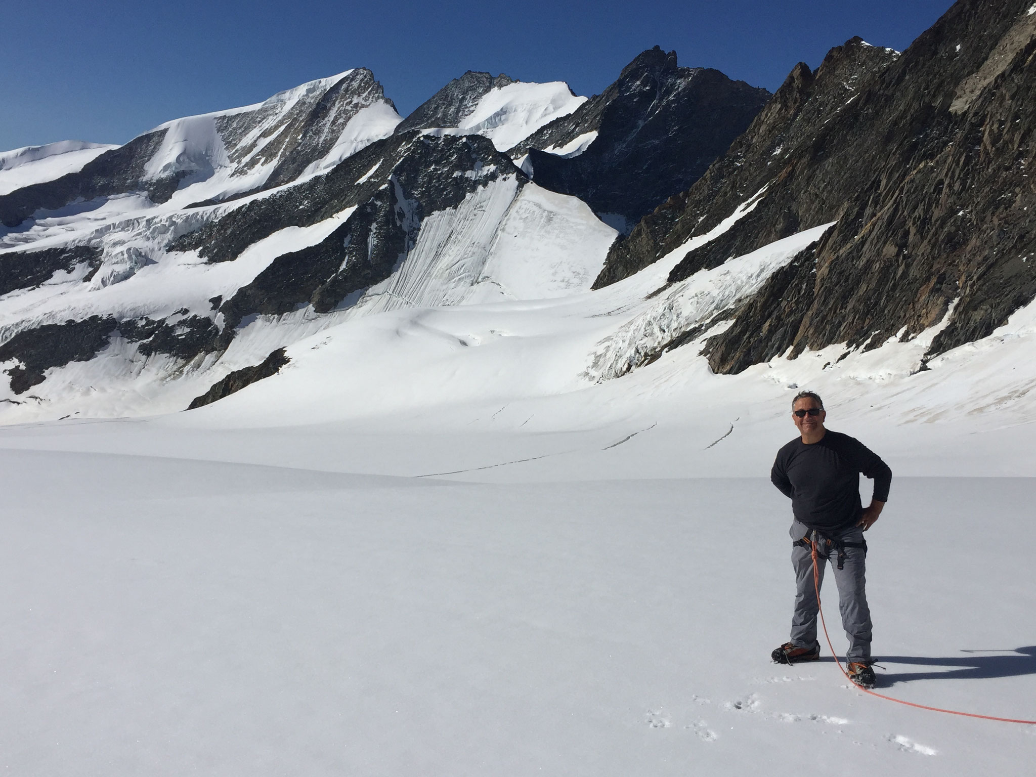 Plusb haut que le Grunhornlucke, descente sur Finsteraarhorn hûtte