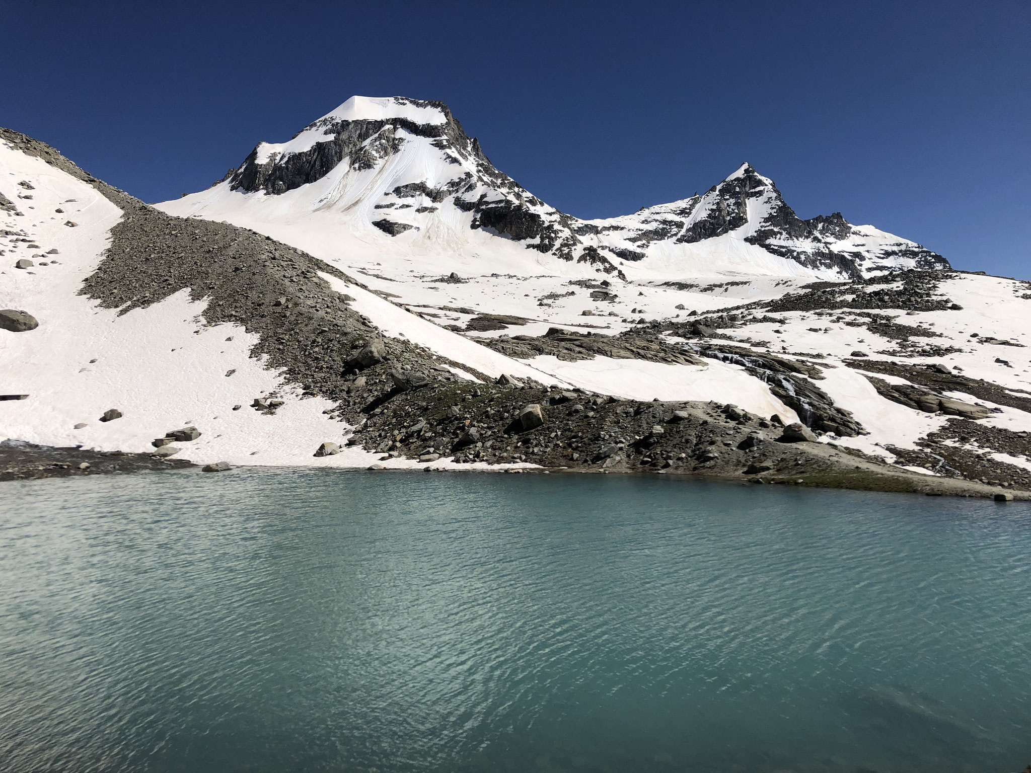 Beaux contrastes à Vittorio-Emanuele, entre lac et Ciarforon