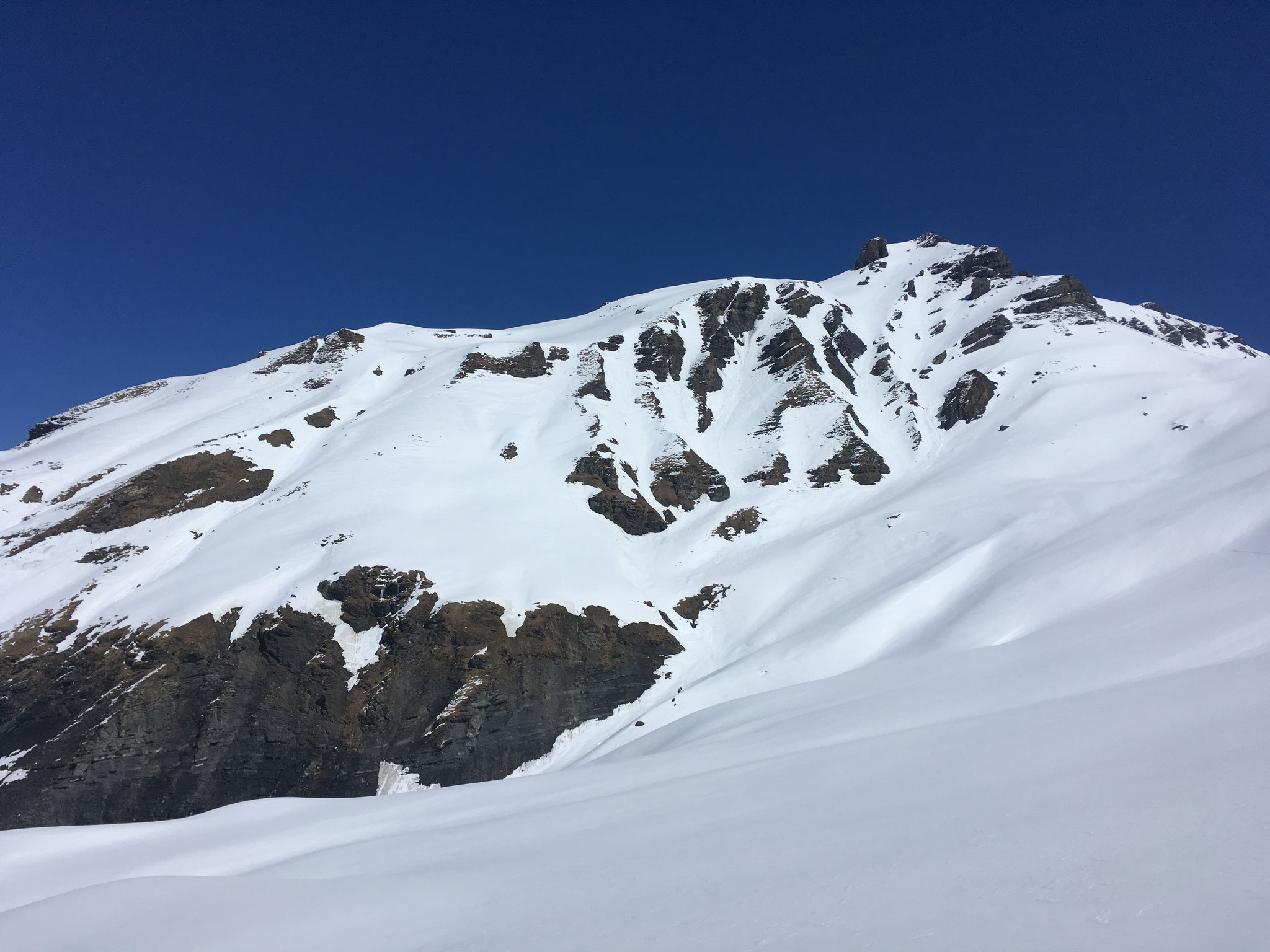 En haut à droite, les 2 couloirs supérieurs d'accès aux Baux Prés. Jolis pour le ski !