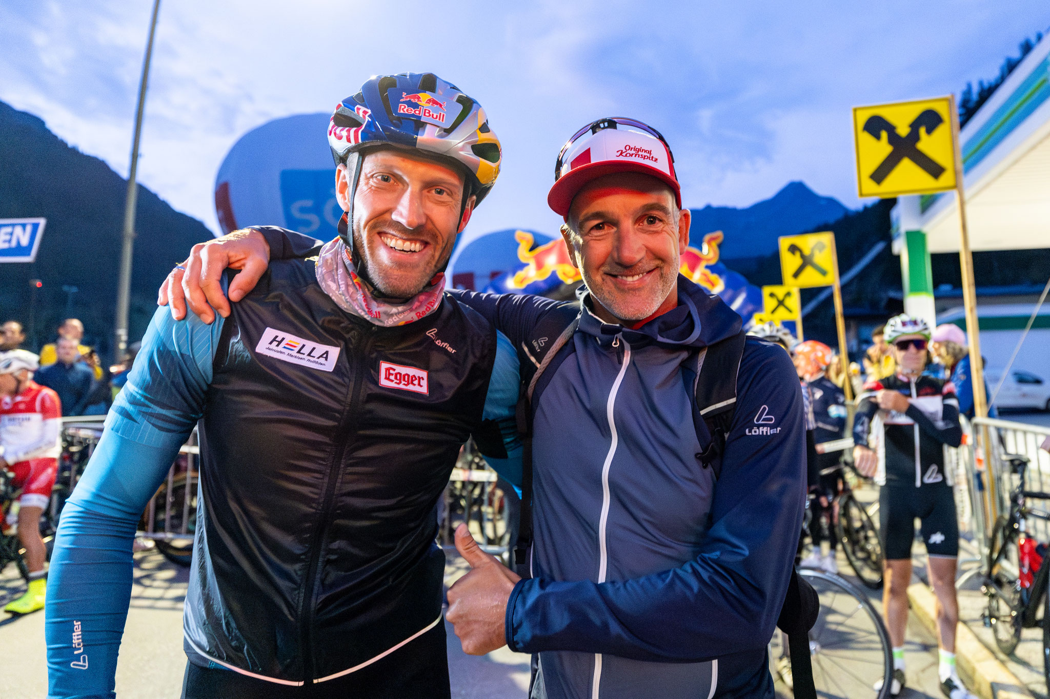 Biathleten unter sich: Dominik Landertinger mit Christoph Sumann (Copyright: Ötztal Tourismus/Expa Pictures)