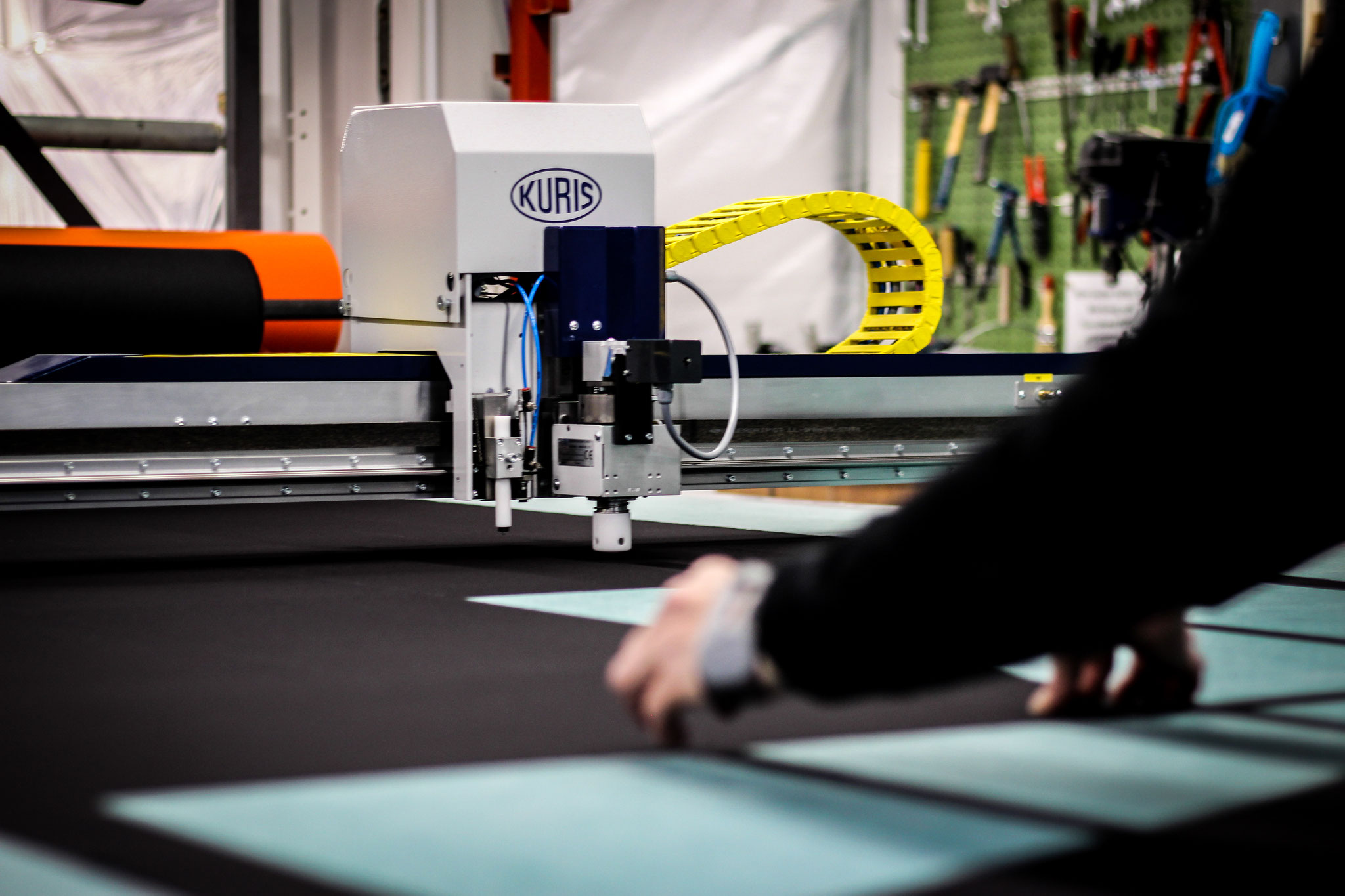 Die Zuschnitte werden nahezu zeitgleich von dem Förderband genommen