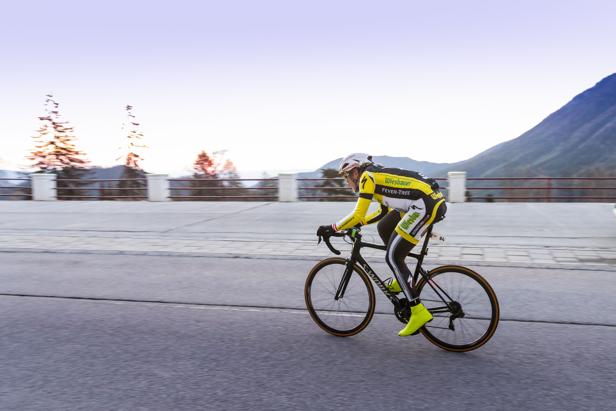 Strasser fährt in die Morgensonne (Copyright: Martin Steiger)