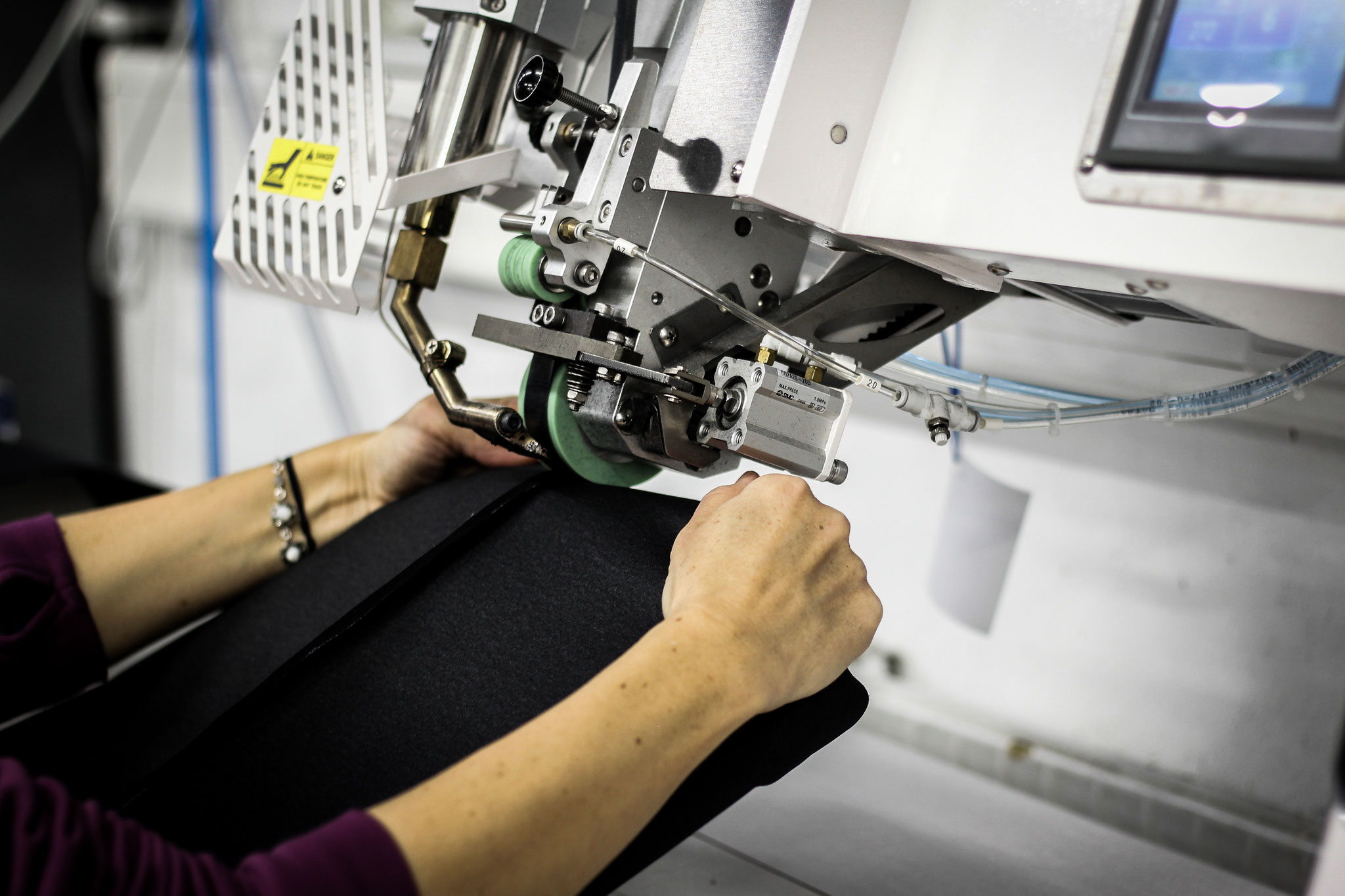 Auf die Nähte wird ein Schutzstreifen geschweißt und auch der Korpus selbst muss in einer Maschine geschweißt werden...