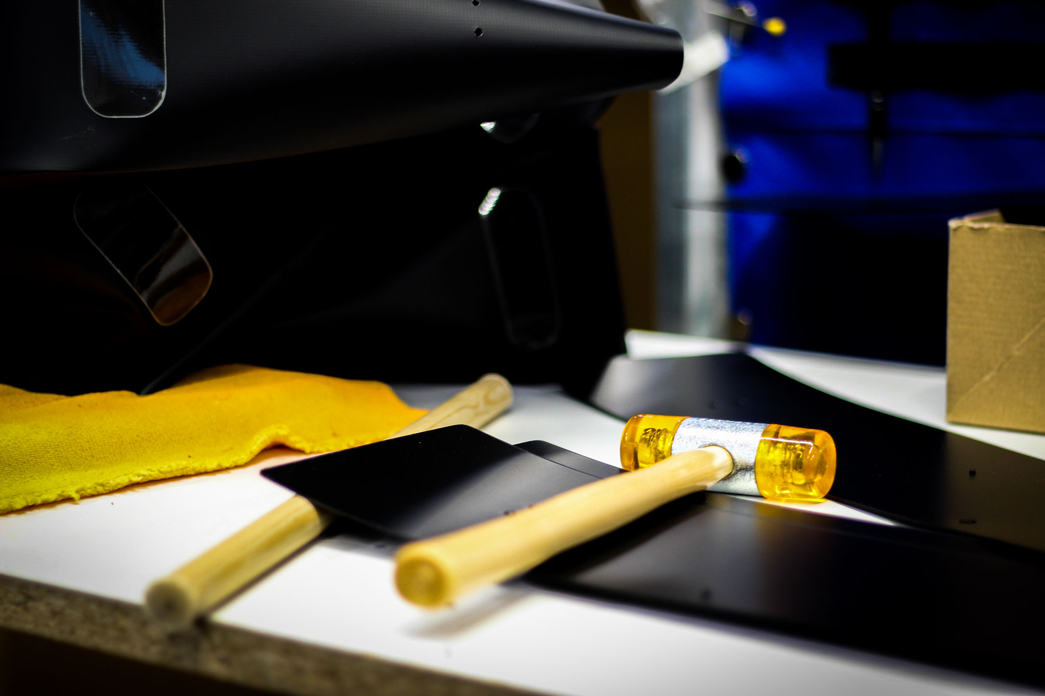 Zum Schluss wird die Tasche komplettiert: Reflektoren, Schnallen, Taschenboden, Füße und Adapter - all diese Sicherheits- und Komfortfeatures machen die Tasche zum beliebten und praktischen Produkt.