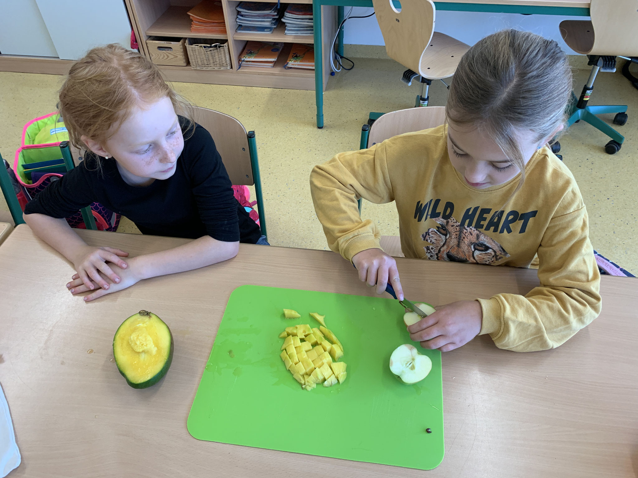 Obstsalat zubereiten in der 2. Klasse - Grundschule Rauhenebrach