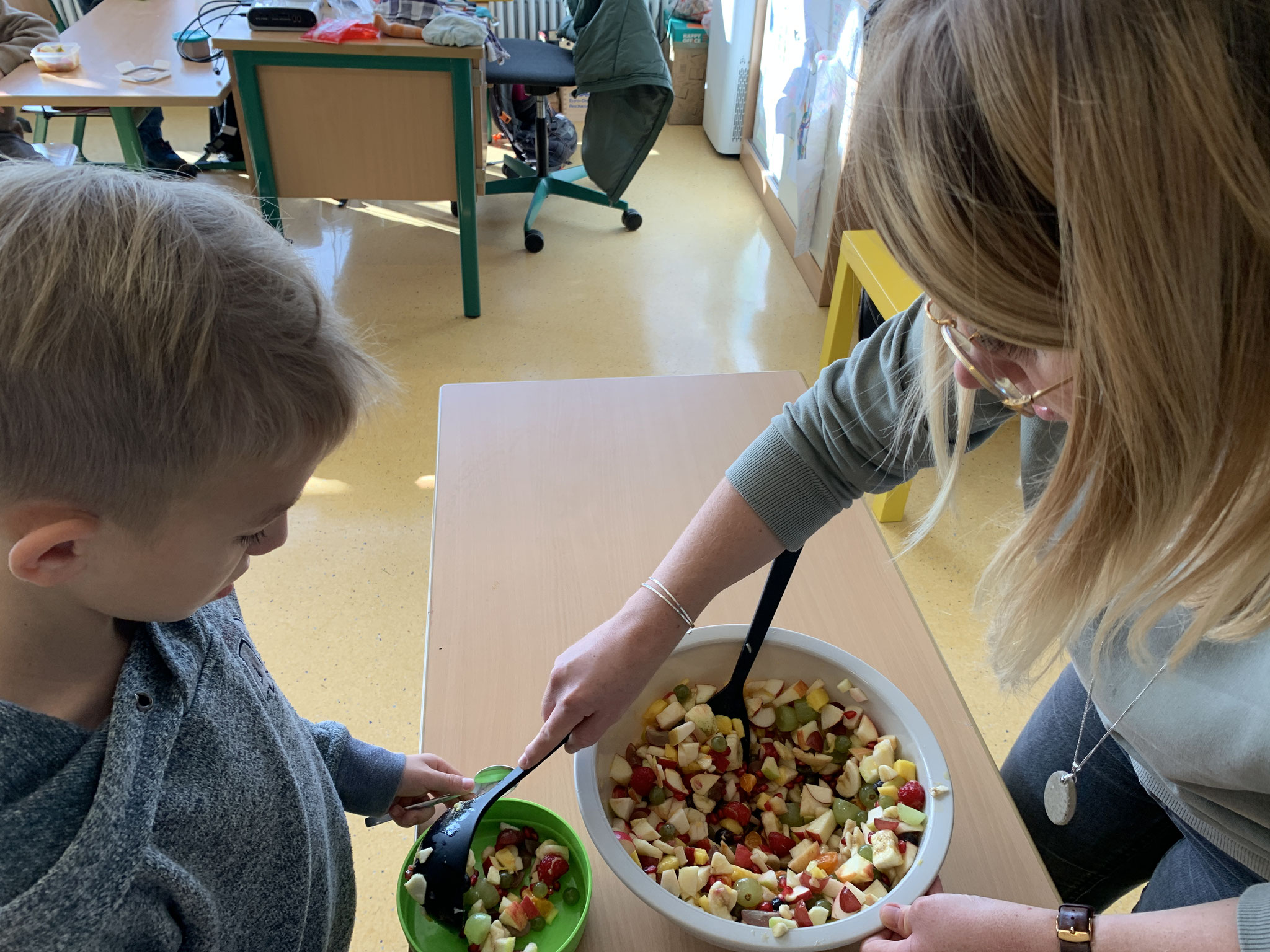 Obstsalat zubereiten in der 2. Klasse - Grundschule Rauhenebrach