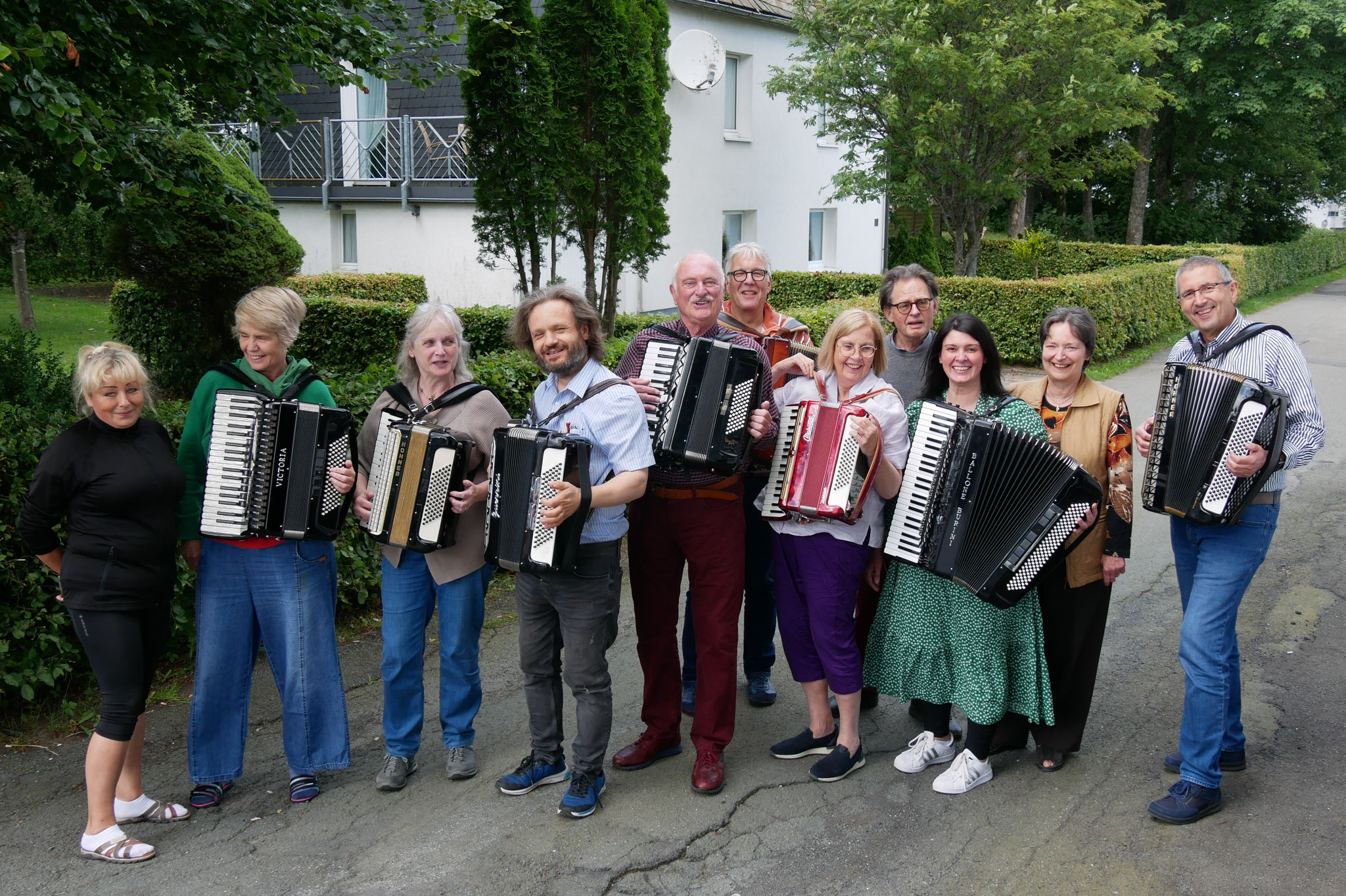 Gruppenfoto vom 4. Winterberger Sommerkurs, organisiert von Miroslaw Tybora, im Gästehaus Astenblick in Langewiese am Vortrags- und Konzert-Freitag. Foto: Martin Breuer  