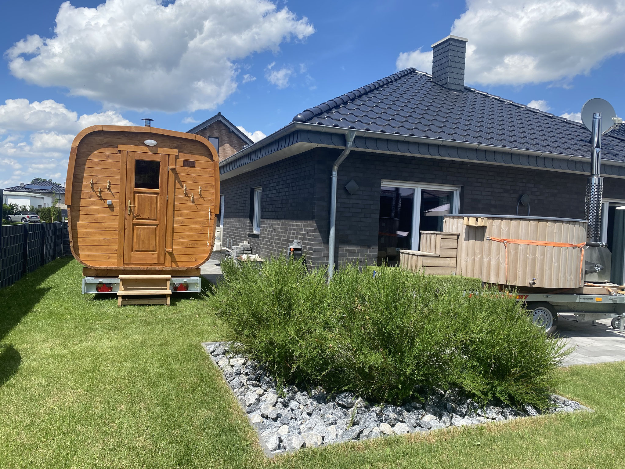 Sauna und Whirlpool im Garten