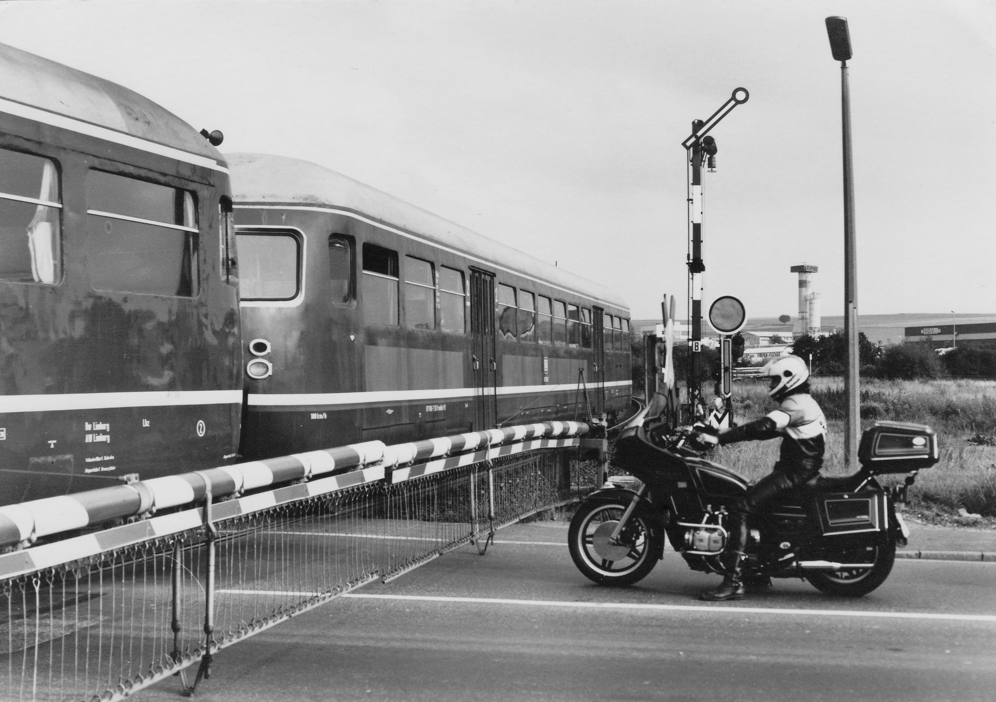 07.09.1982 am Haltepunkt Diez Ost der Westerwaldbahn