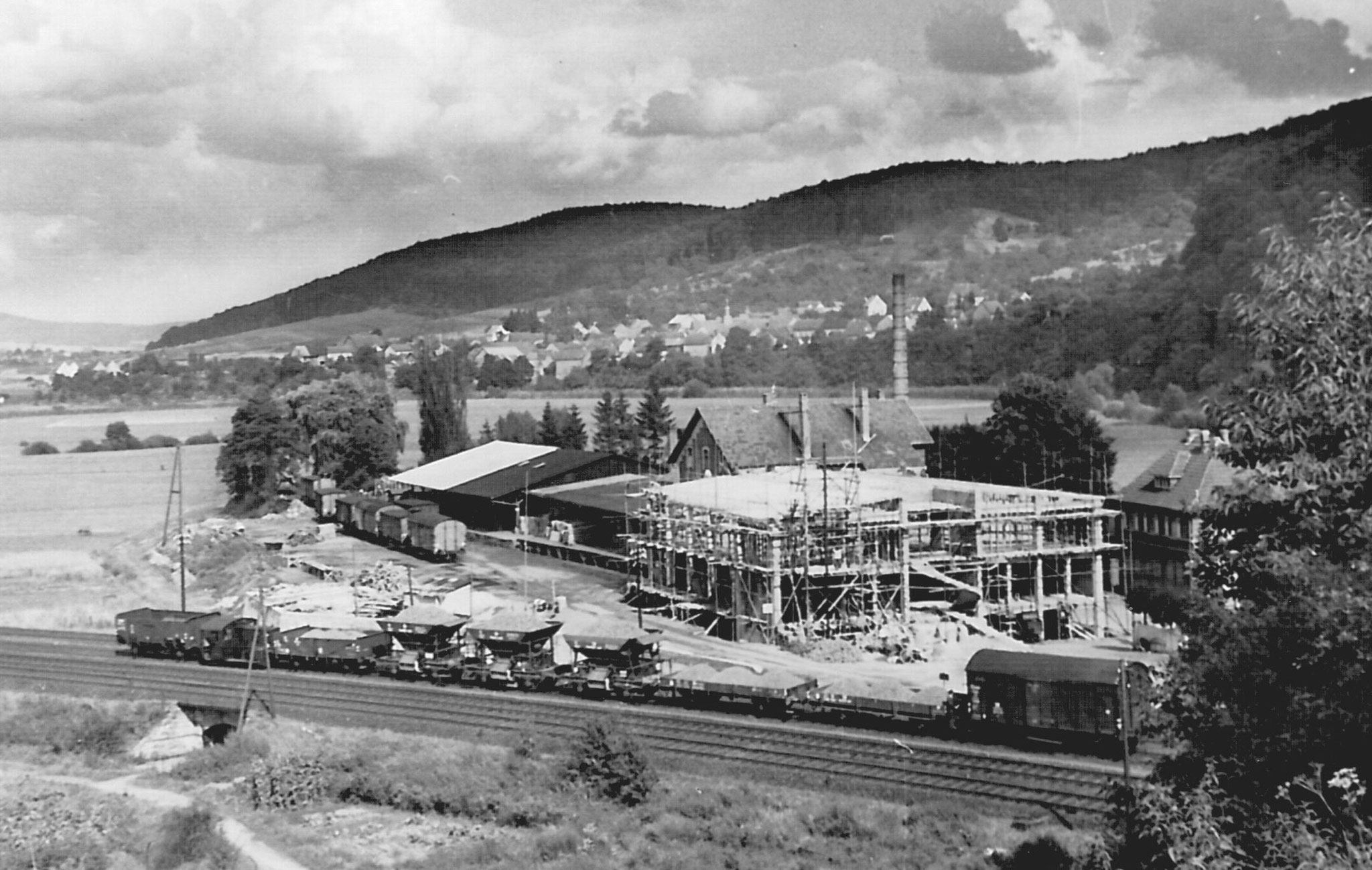 1955 wurde das neue Verwaltungsgebäude gebaut, Im Vordergrund ein typischer Bauzug     Foto:  Fa. Selters Minaeralquelle