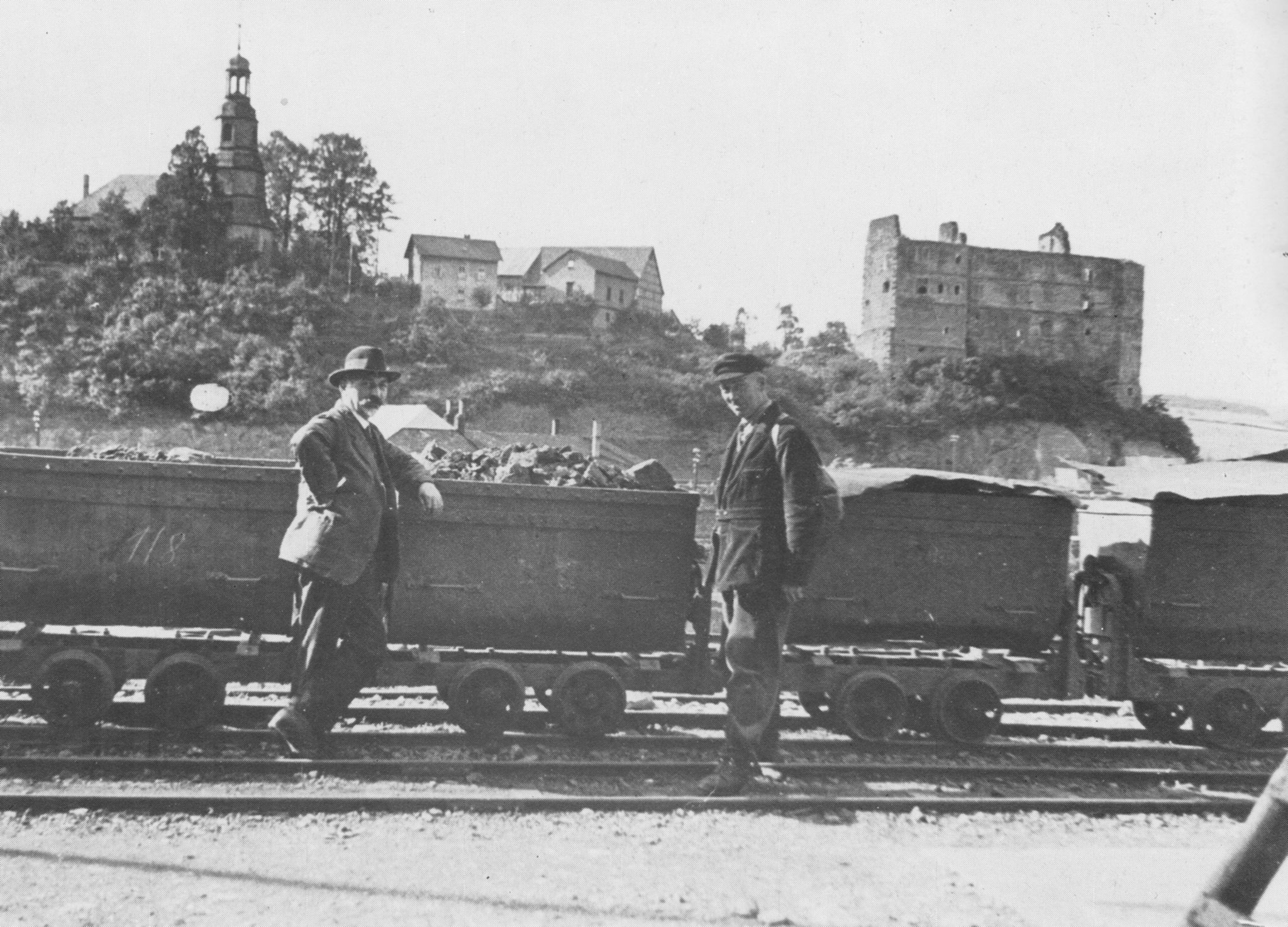 Im Bahnhof wurde aus den Feldbahnloren Eisenerz auf die Reichsbahn verladen, heute dient die modernisierte Rampe der Ton- Erde Verladung